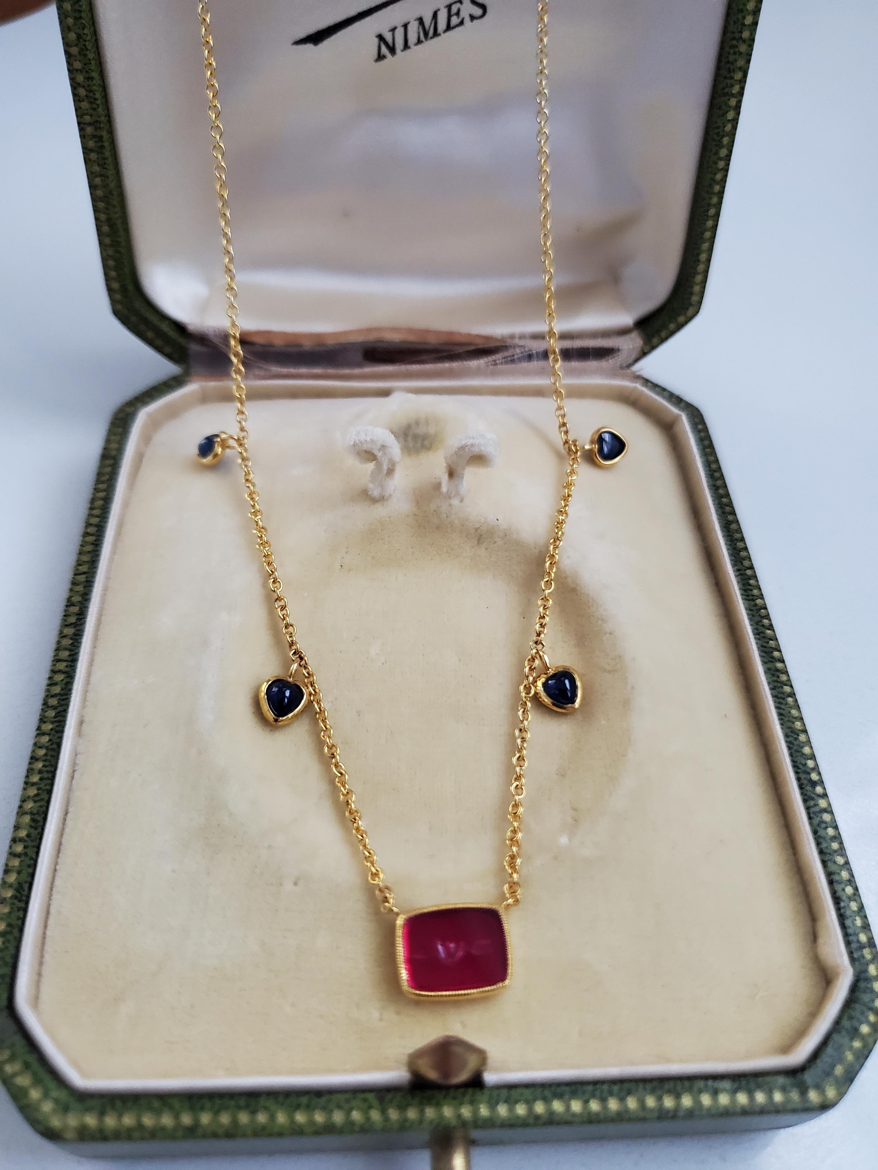 Collier en or jaune 18K, intaille de rubis de laboratoire et saphir, cœurs et flèches en vente 2