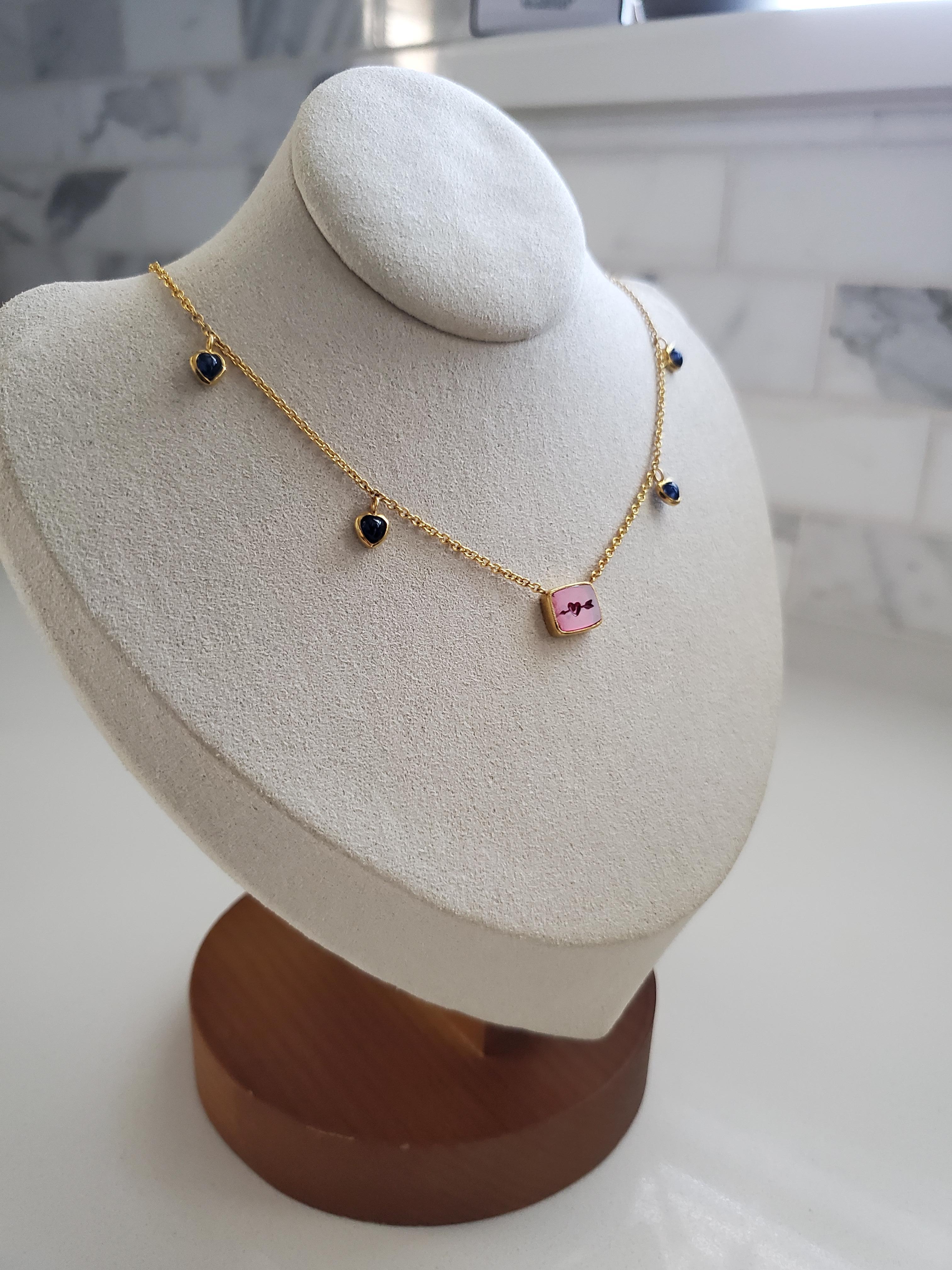 Collier en or jaune 18K, intaille de rubis de laboratoire et saphir, cœurs et flèches en vente 3