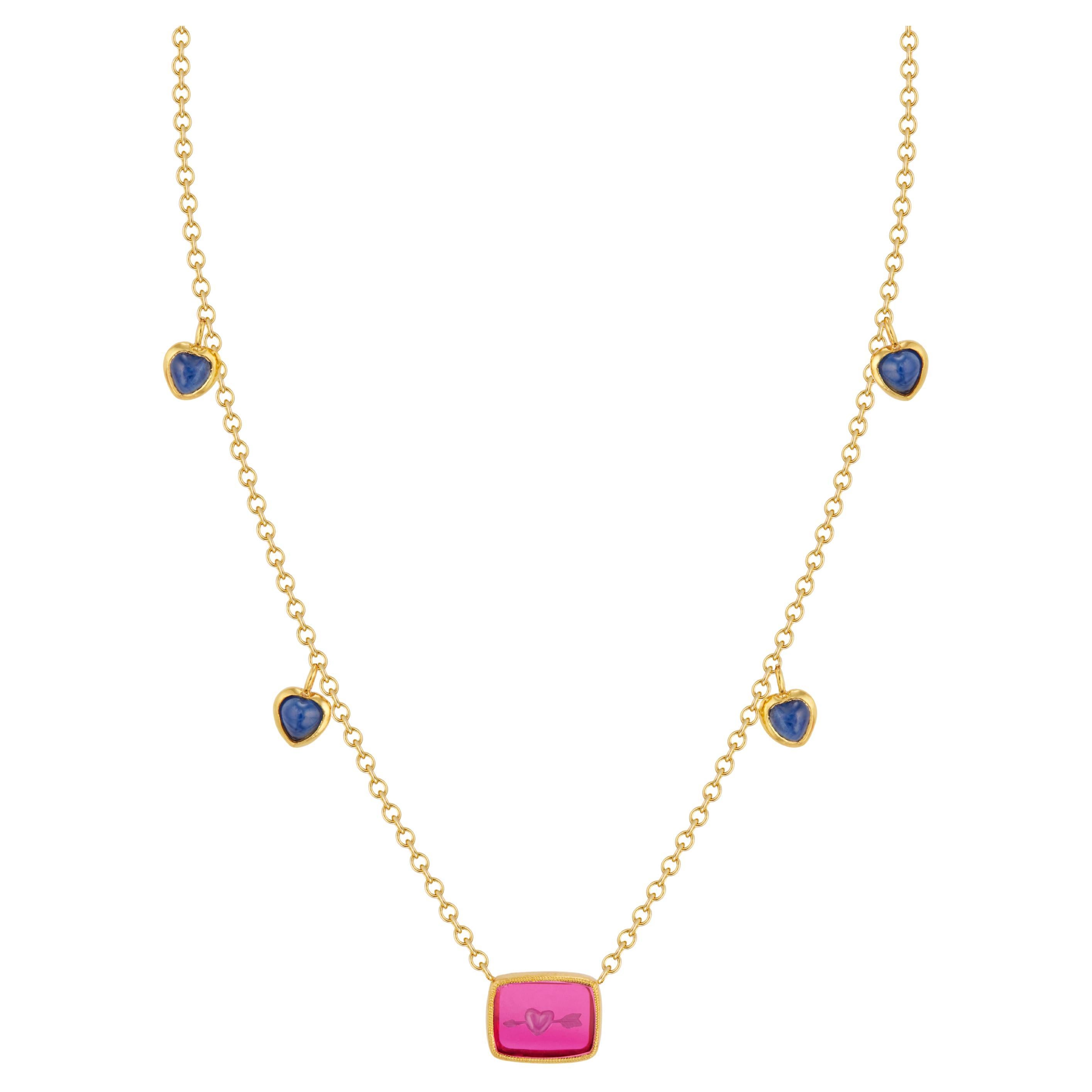 Collier en or jaune 18K, intaille de rubis de laboratoire et saphir, cœurs et flèches en vente