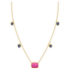 Collier en or jaune 18K, intaille de rubis de laboratoire et saphir, cœurs et flèches