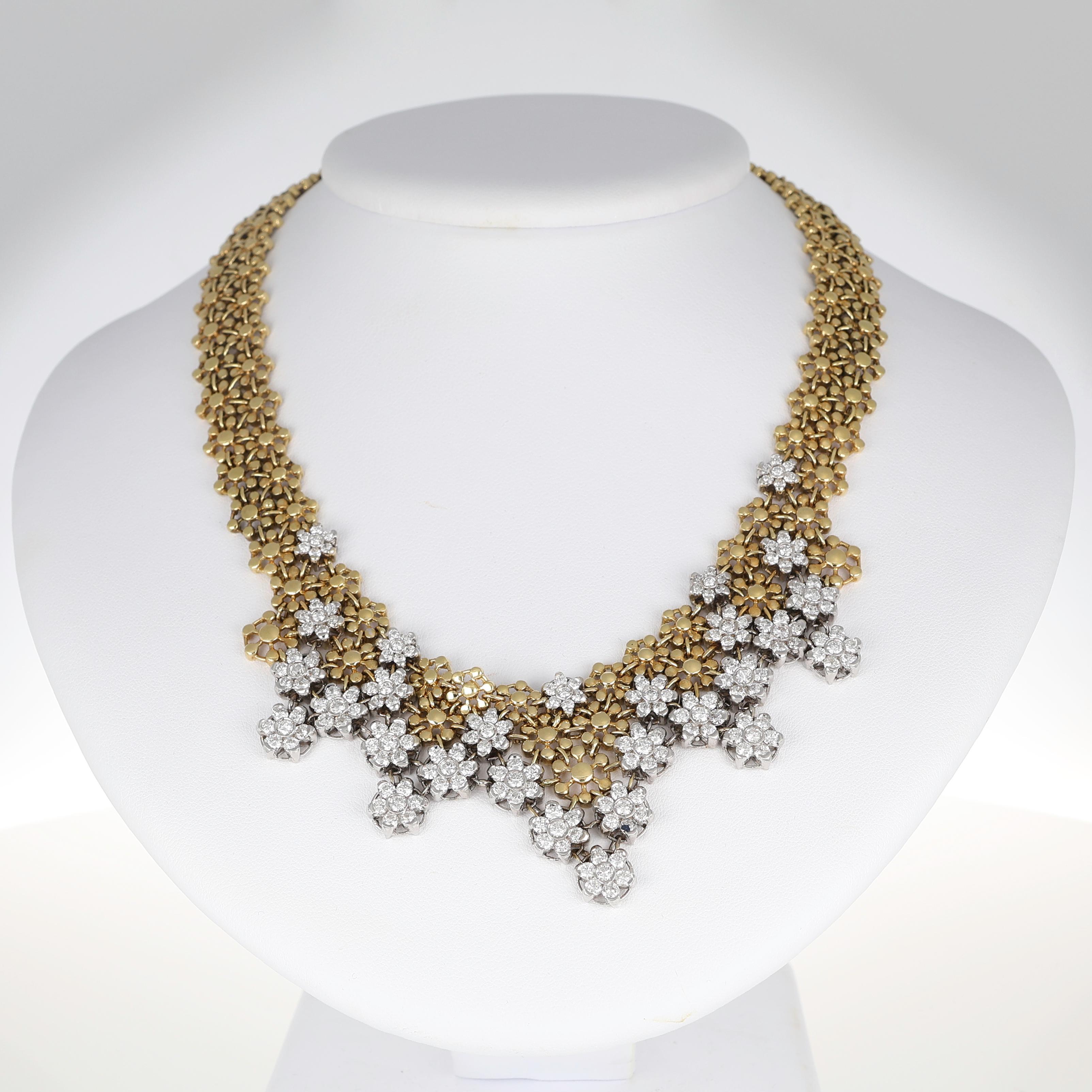 Questo girocollo in oro giallo 18 carati, capolavoro di intricata maestria, è disegnato con un elaborato motivo a pizzo che evoca un'eleganza senza tempo. Delicati motivi floreali, incastonati con un totale di 11,5 carati di diamanti bianchi