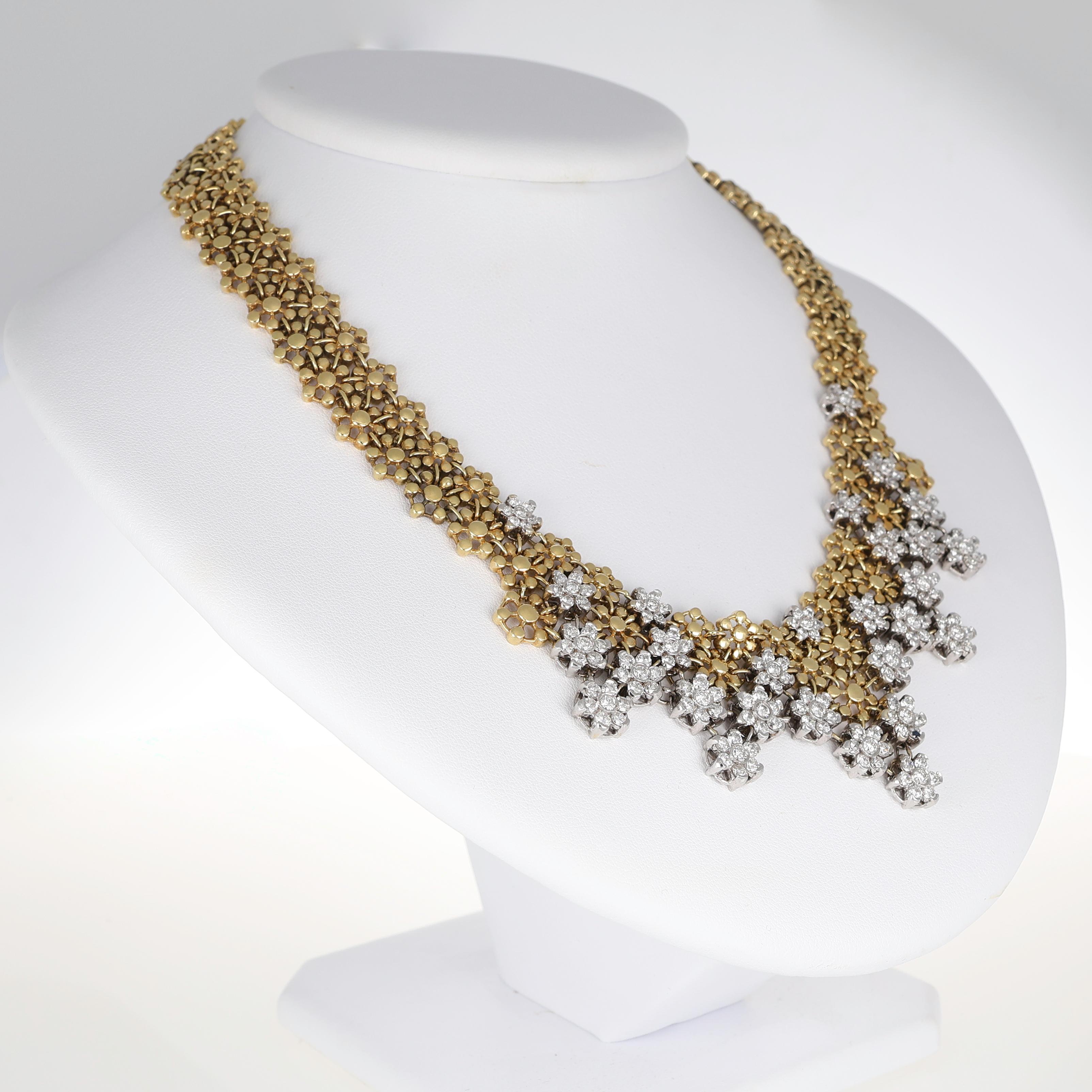 Taglio brillante Girocollo in oro giallo 18K ispirato al pizzo con accenti floreali di diamante in vendita
