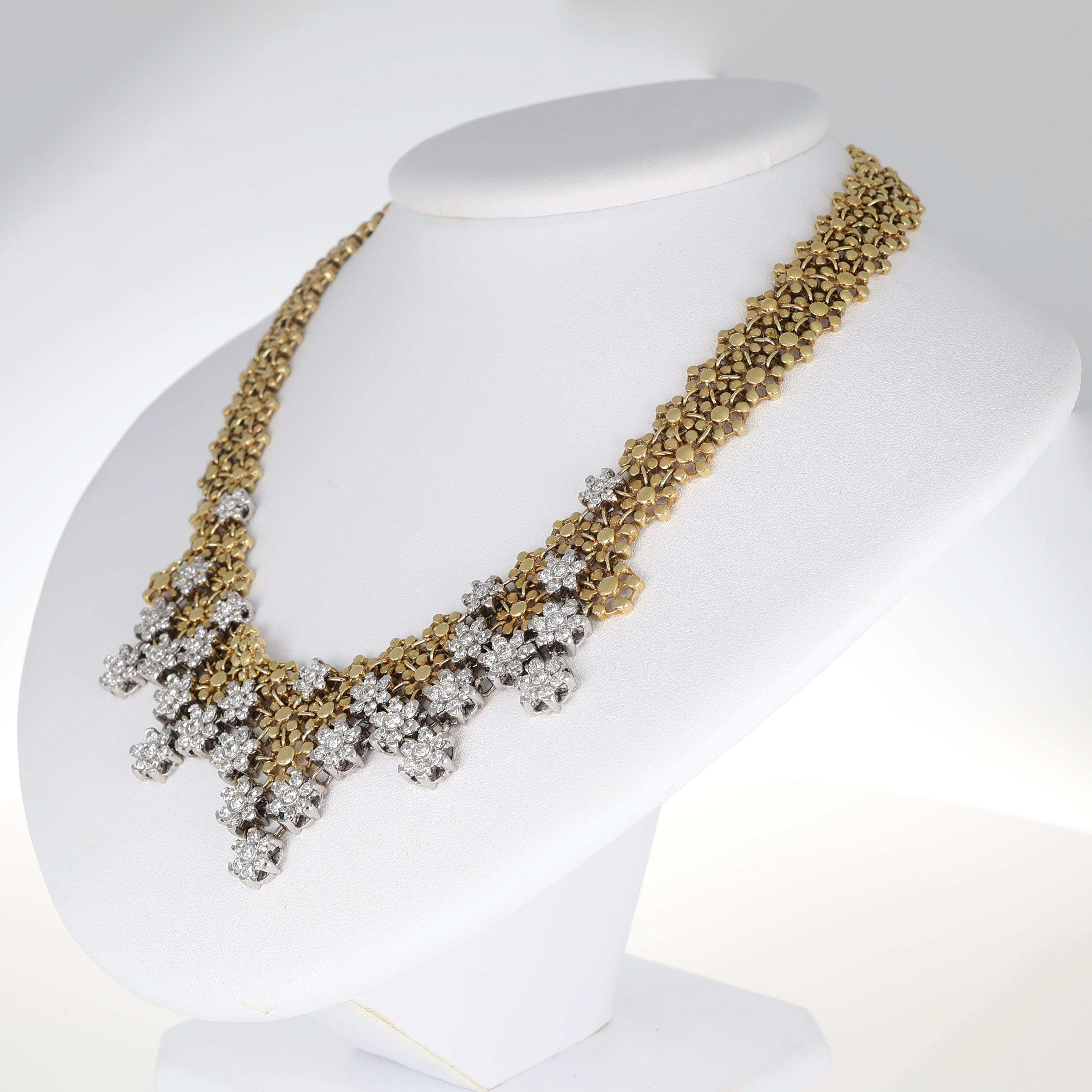 Girocollo in oro giallo 18K ispirato al pizzo con accenti floreali di diamante In condizioni Nuovo in vendita a Bergamo, BG