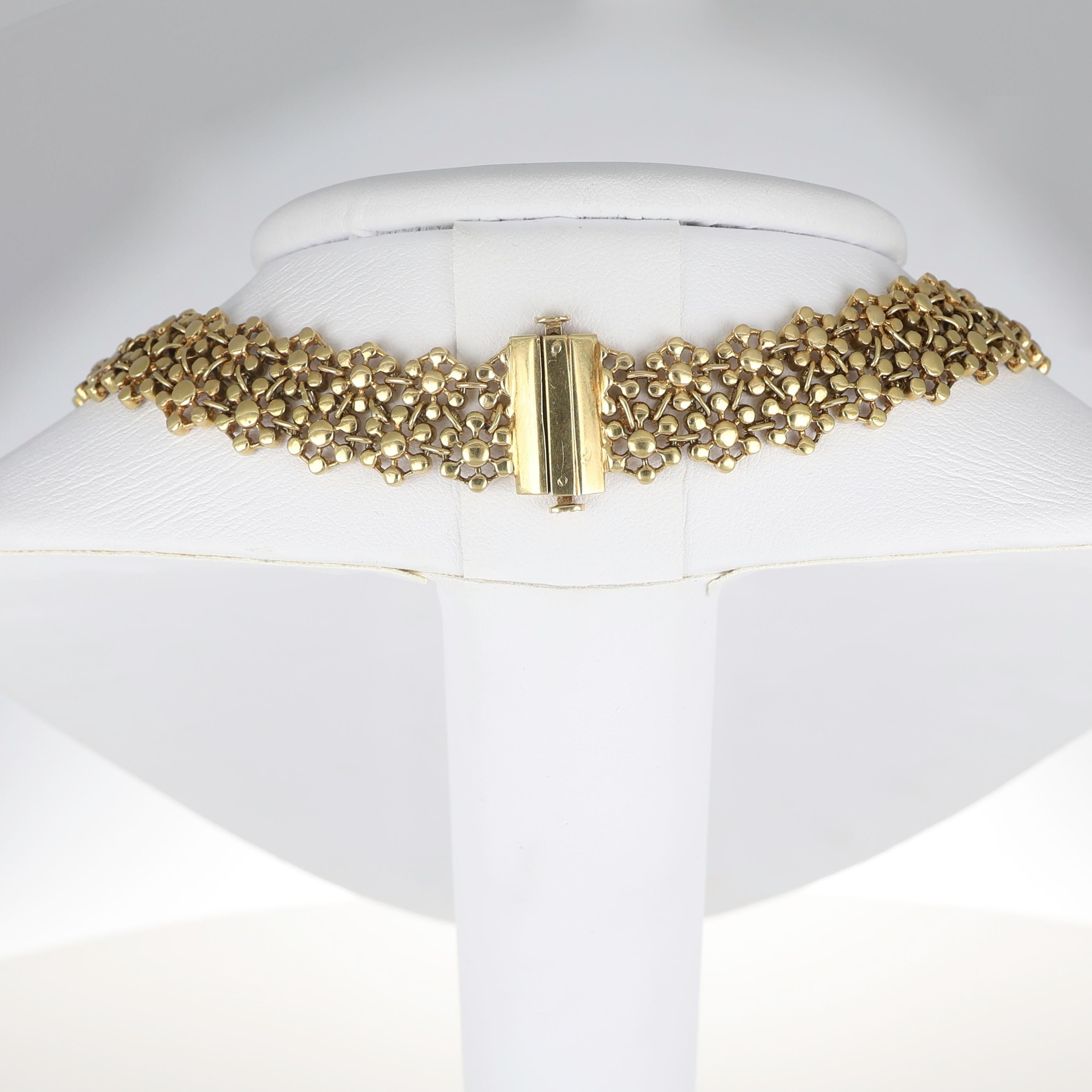 da uomo o donna Girocollo in oro giallo 18K ispirato al pizzo con accenti floreali di diamante in vendita