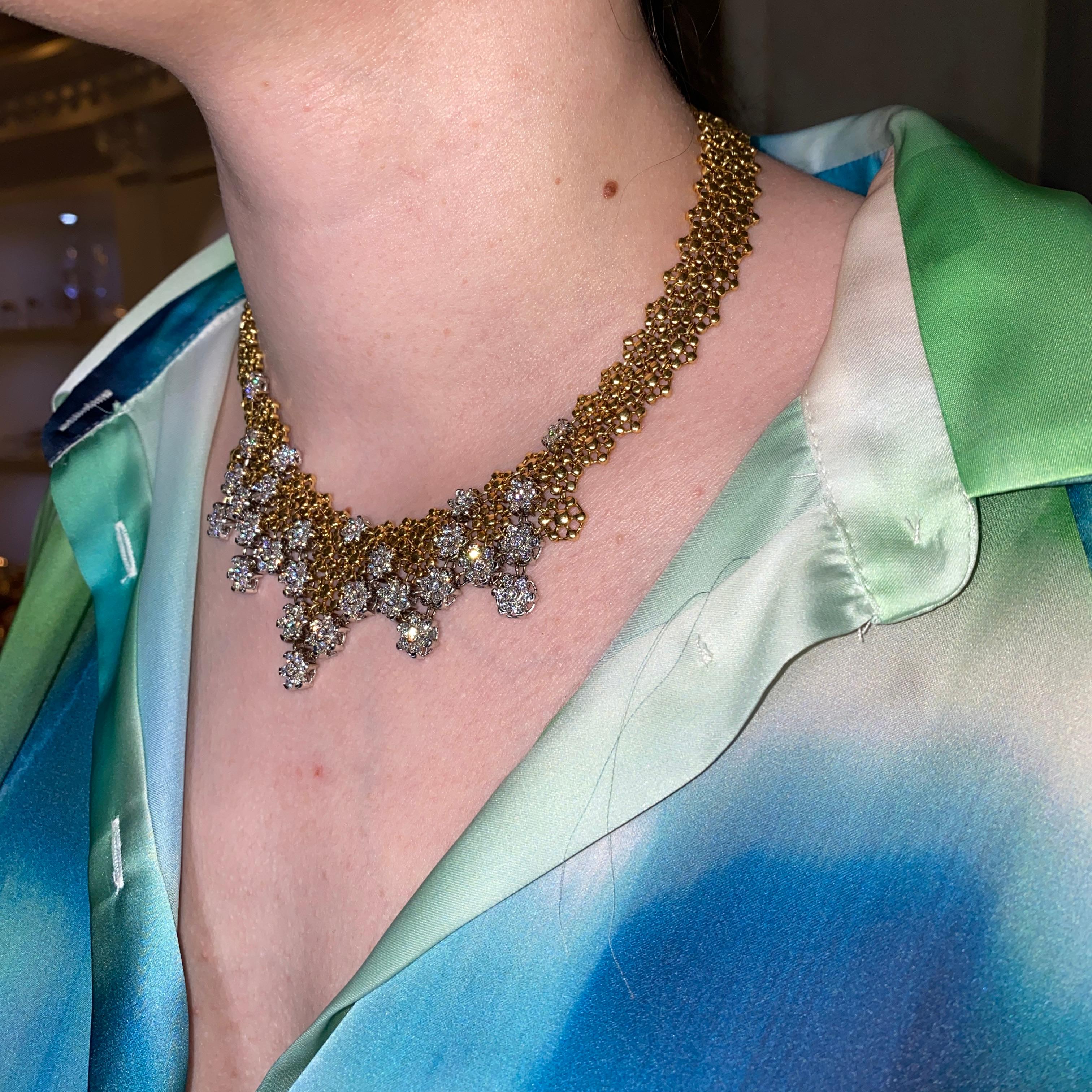 Girocollo in oro giallo 18K ispirato al pizzo con accenti floreali di diamante in vendita 4