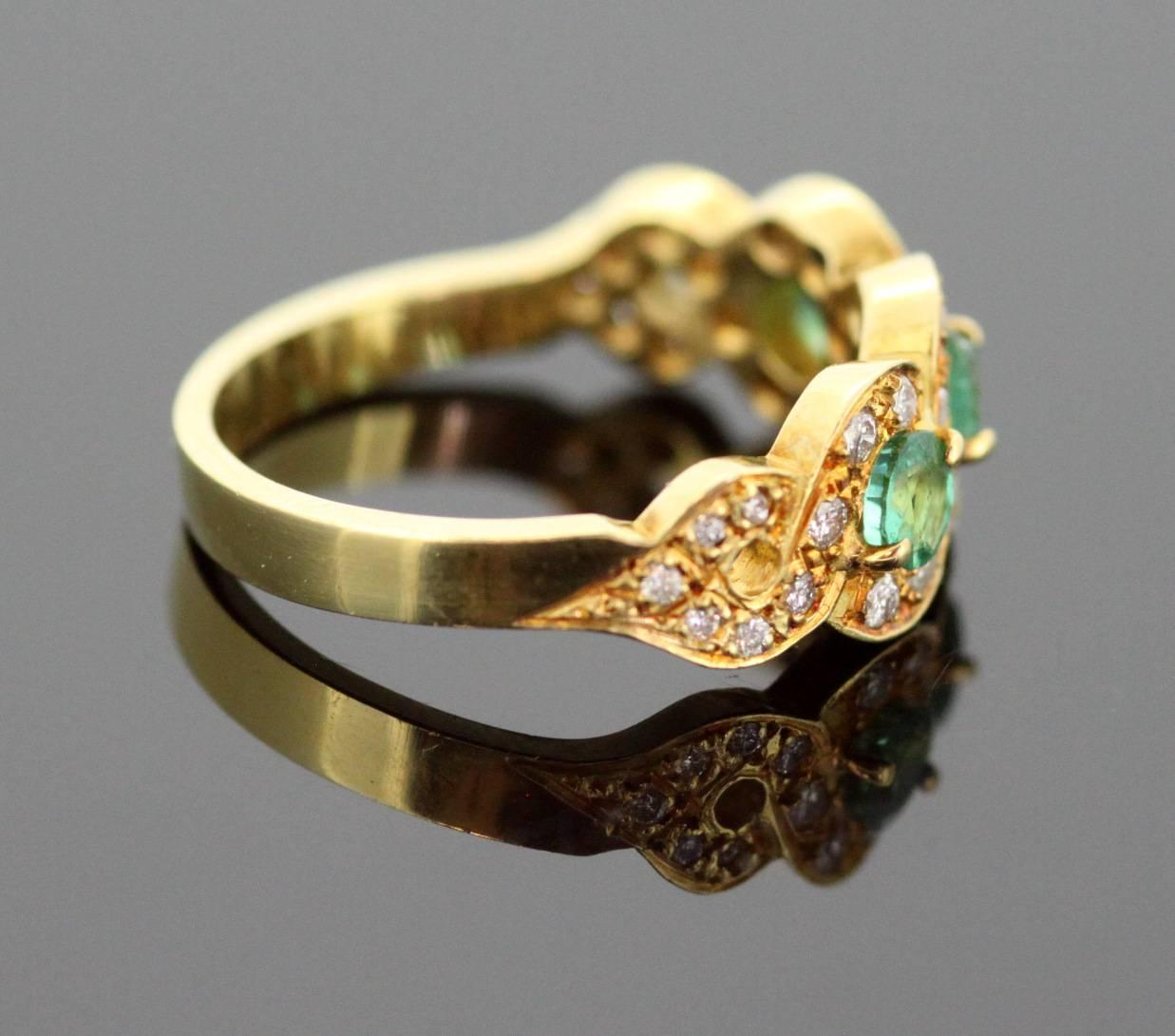 18 Karat Yellow Gold Ladies Ring with Emerald and Diamonds In Excellent Condition In Braintree, GB