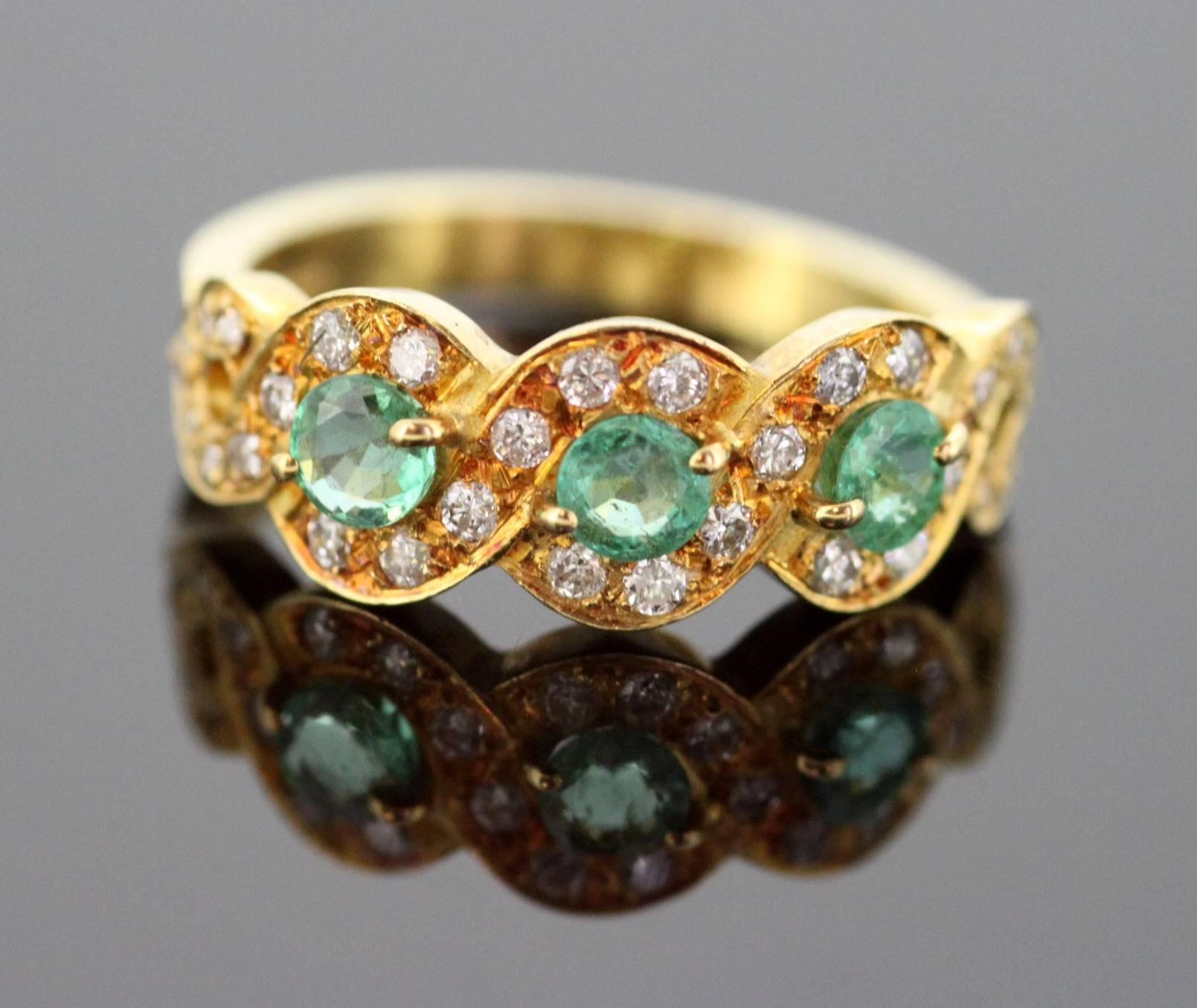 18 Karat Yellow Gold Ladies Ring with Emerald and Diamonds 2