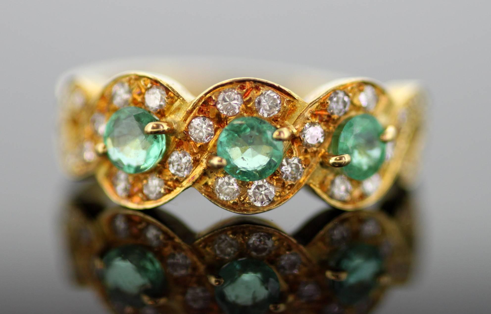 18 Karat Yellow Gold Ladies Ring with Emerald and Diamonds 3