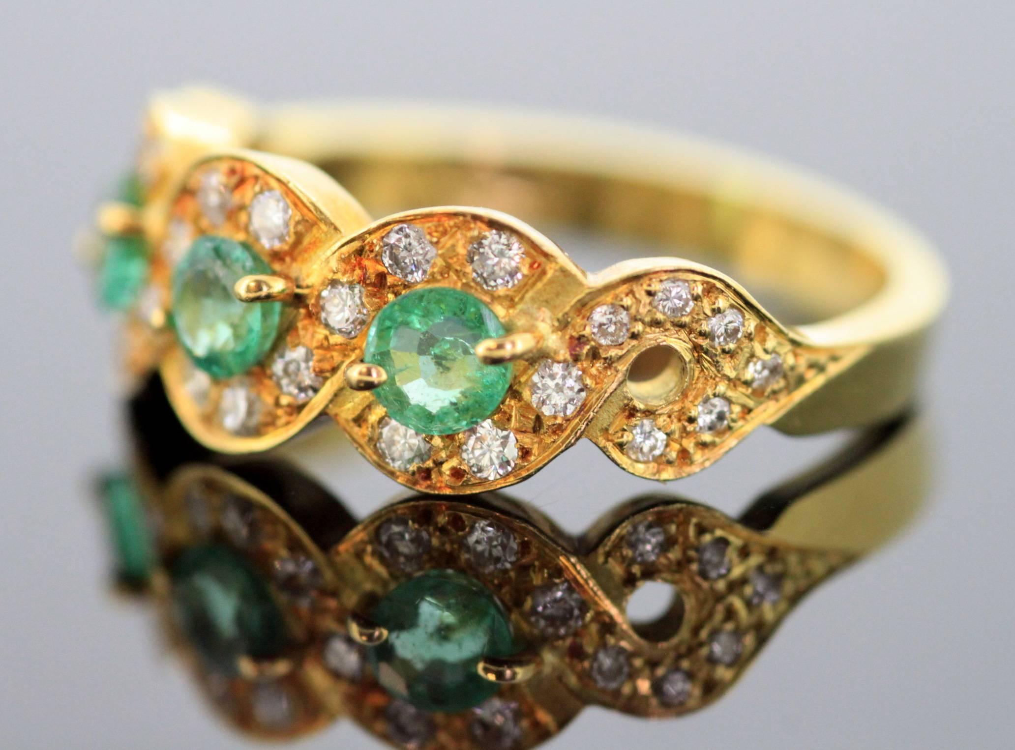 18 Karat Yellow Gold Ladies Ring with Emerald and Diamonds 4