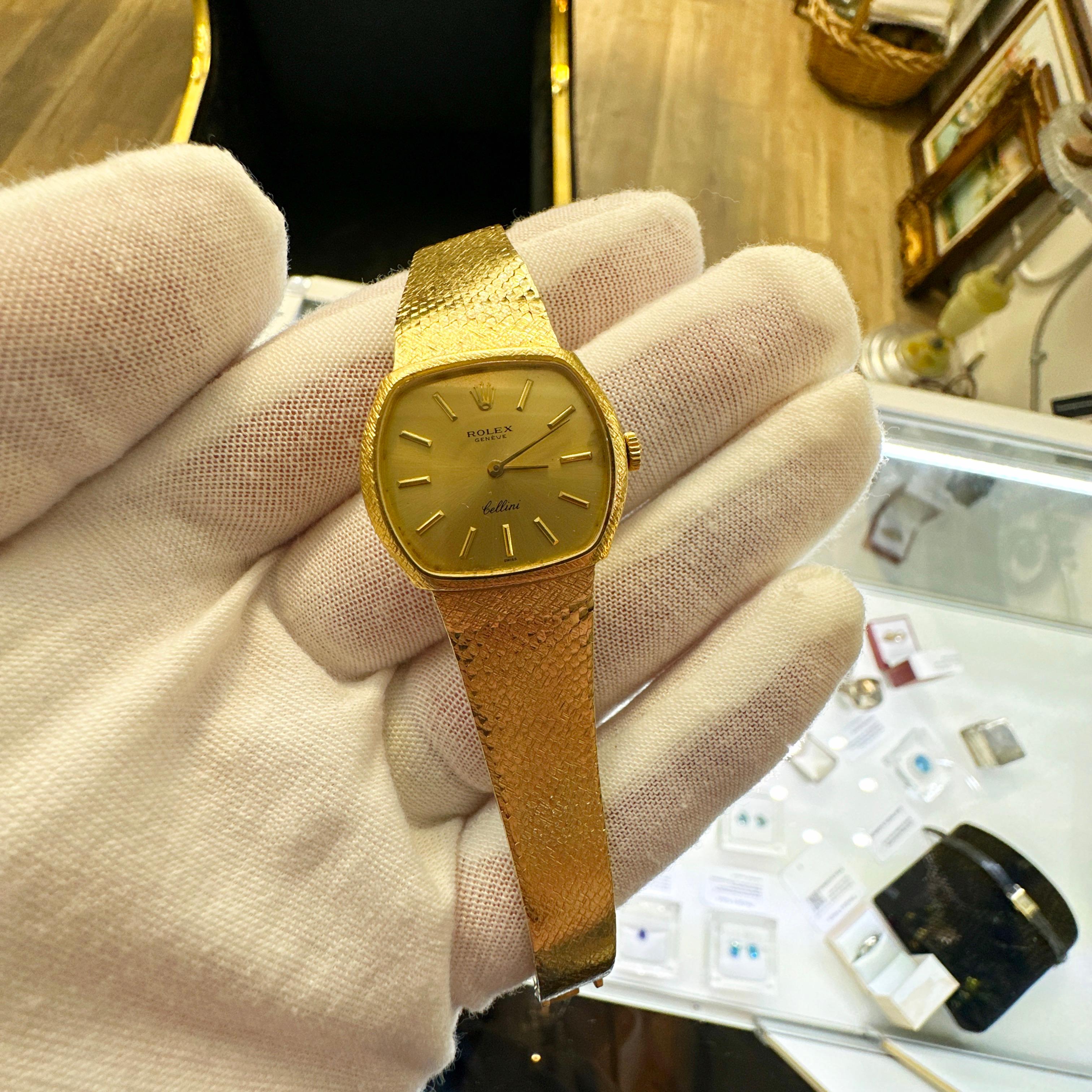 Hier ist eine schöne 18k Gelbgold Damen ROLEX Cellini Armbanduhr. Diese schöne Uhr zeichnet sich durch ihr elegantes und klassisches Design aus und richtet sich an Menschen, die raffinierte Ästhetik und traditionelle Handwerkskunst schätzen.
