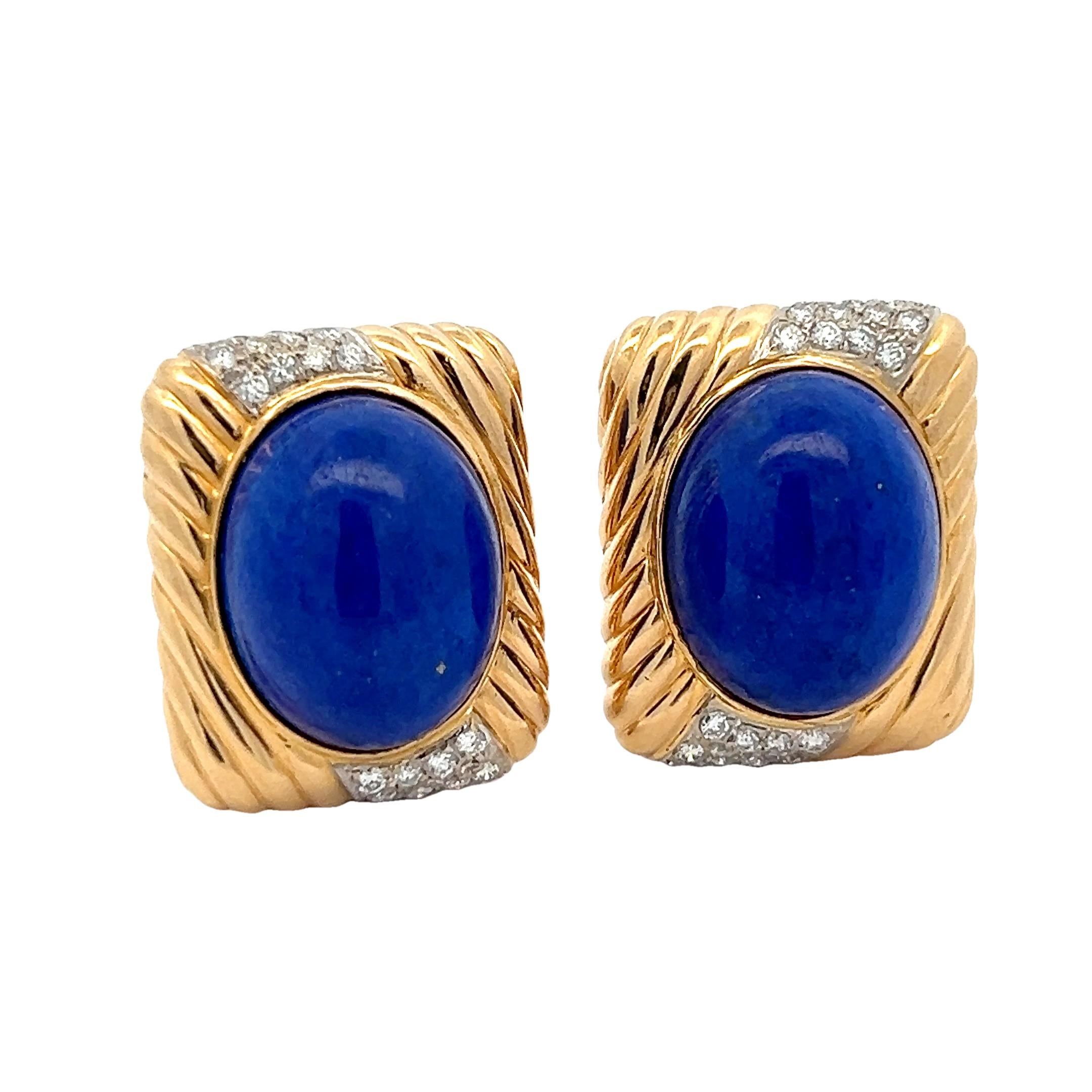 Une paire de boucles d'oreilles italiennes en or jaune 18 carats par Trio, mettant en valeur la beauté riche et électrique des cabochons de lapis-lazuli naturel encadrés par de l'or torsadé sculptural. Chaque boucle d'oreille présente un centre
