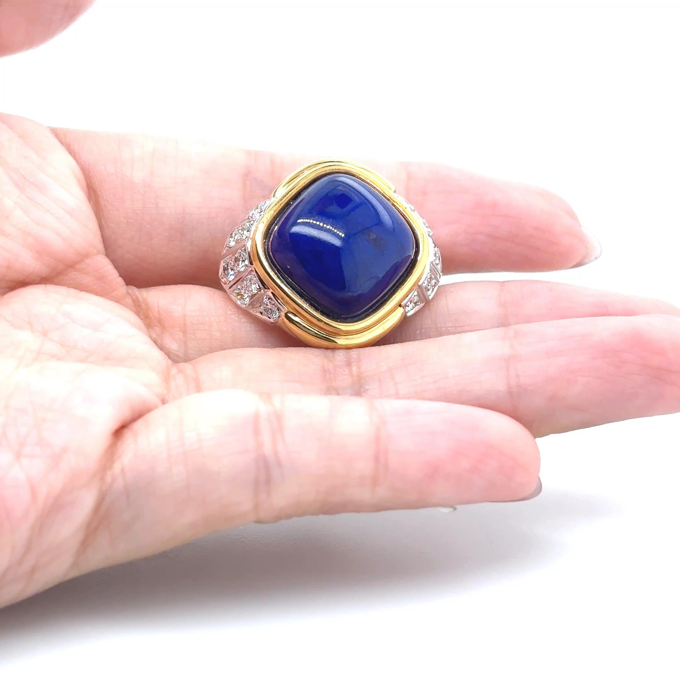 
Cette bague de fiançailles en or jaune 18 carats est ornée d'un lapis bleu velouté provenant d'Afghanistan et de diamants étincelants d'une valeur totale de 0,79 carat.

Le lapis, symbole de sagesse et de vérité, est prisé depuis l'Antiquité et