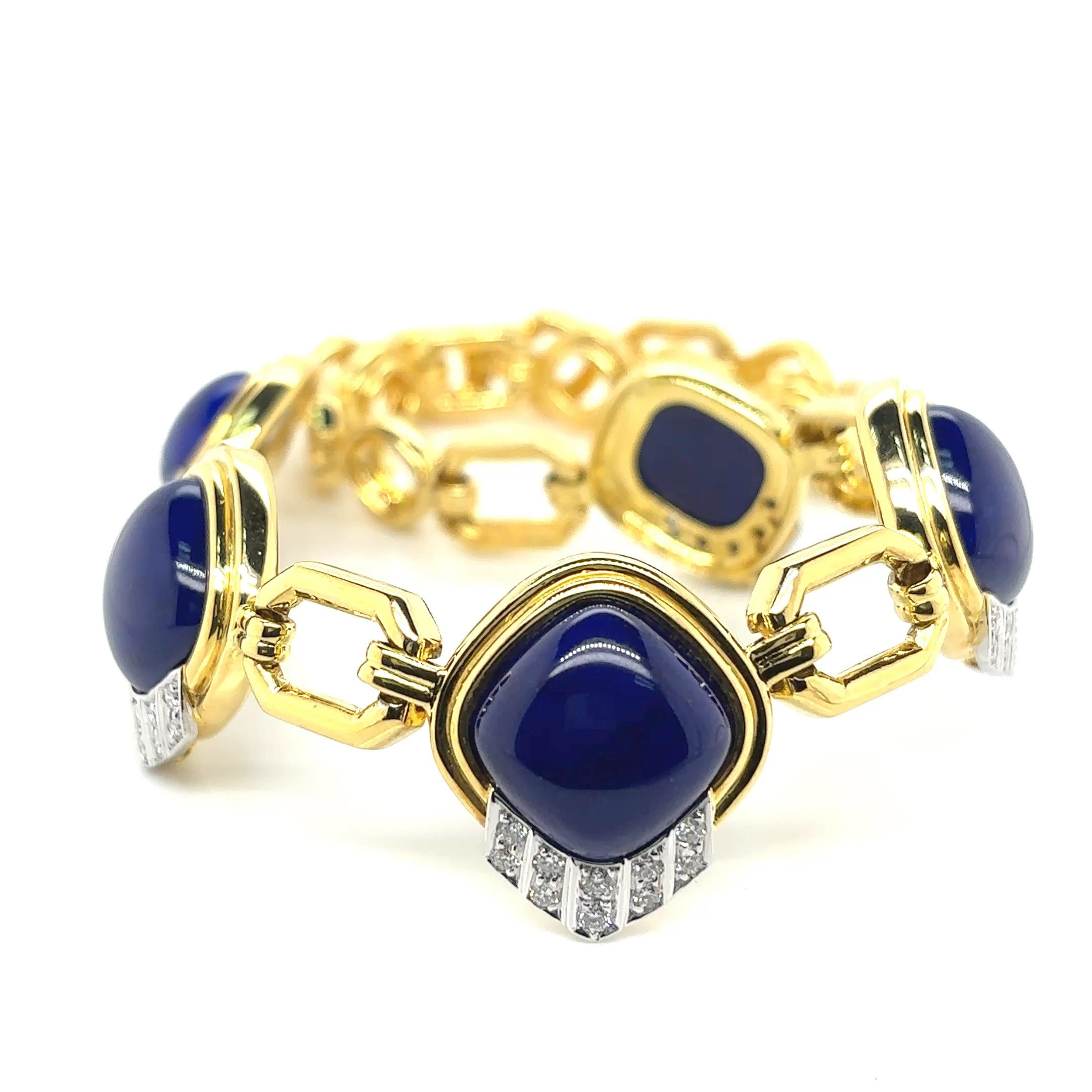 Fabriqu�é avec du lapis-lazuli d'un bleu profond provenant d'Afghanistan, ce collier rayonne d'une élégance ancienne. 

Le lapis, Revere depuis l'époque mésopotamienne, symbolise la sagesse et la vérité, tandis que 1,77 carats de diamants brillants