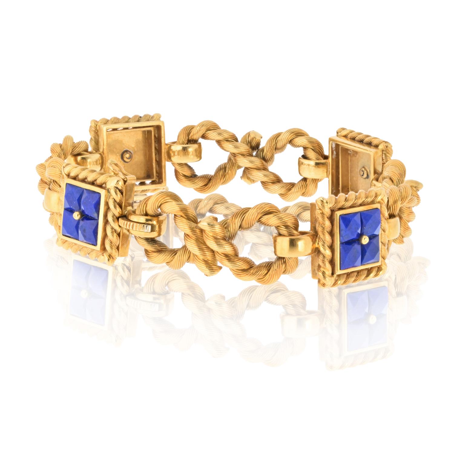 Ce bracelet vintage en or jaune 18 carats est une pièce intemporelle, présentant un design de lien unique accentué par de riches stations de lapis bleu. Chaque segment de lapis carré mesure environ 15 mm de large, ajoutant une touche audacieuse mais