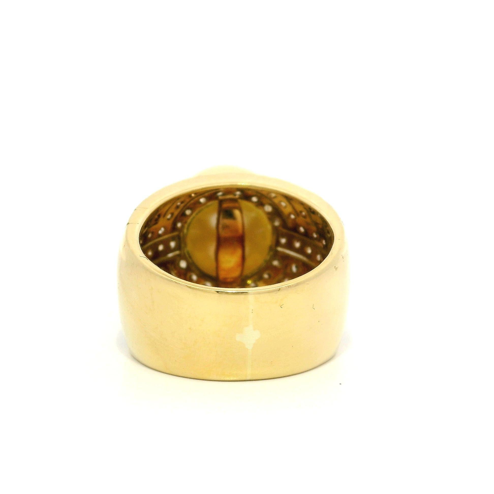 Grande bague large en or jaune 18 carats, perle dorée de 12,8 mm avec mosaïque de diamants pavés en vente 5
