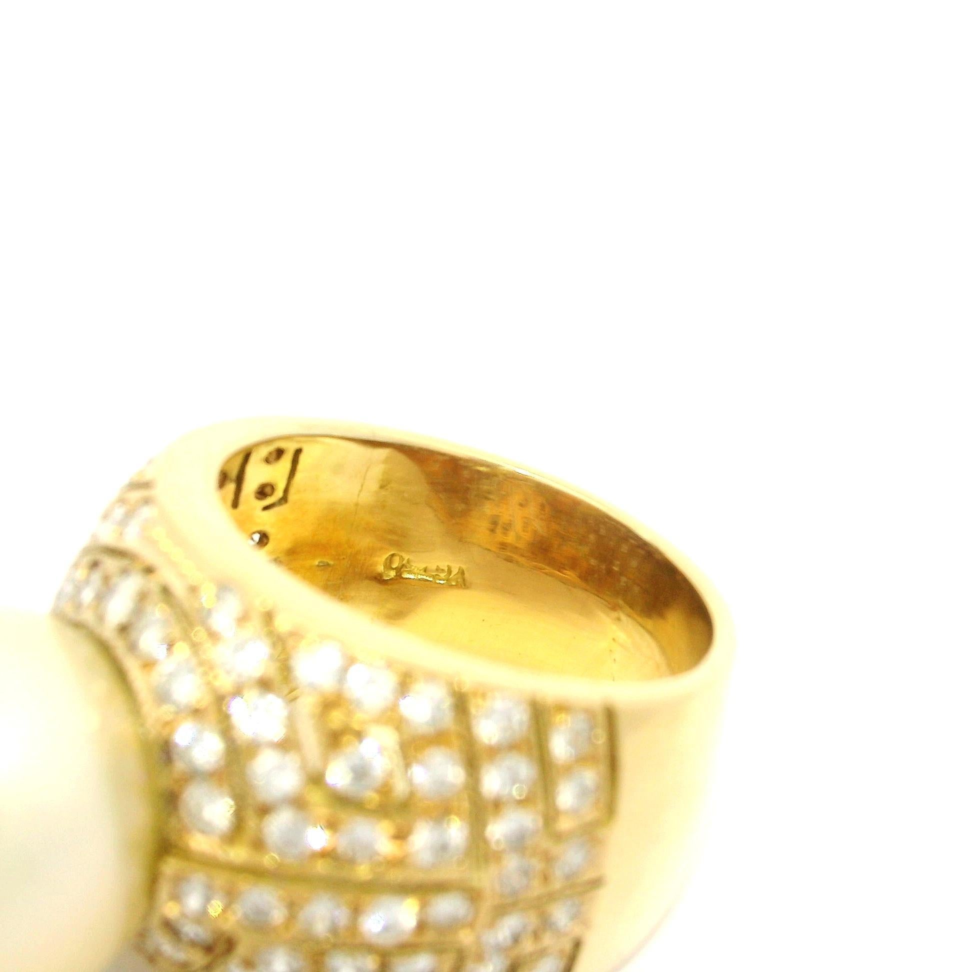 Taille ronde Grande bague large en or jaune 18 carats, perle dorée de 12,8 mm avec mosaïque de diamants pavés en vente