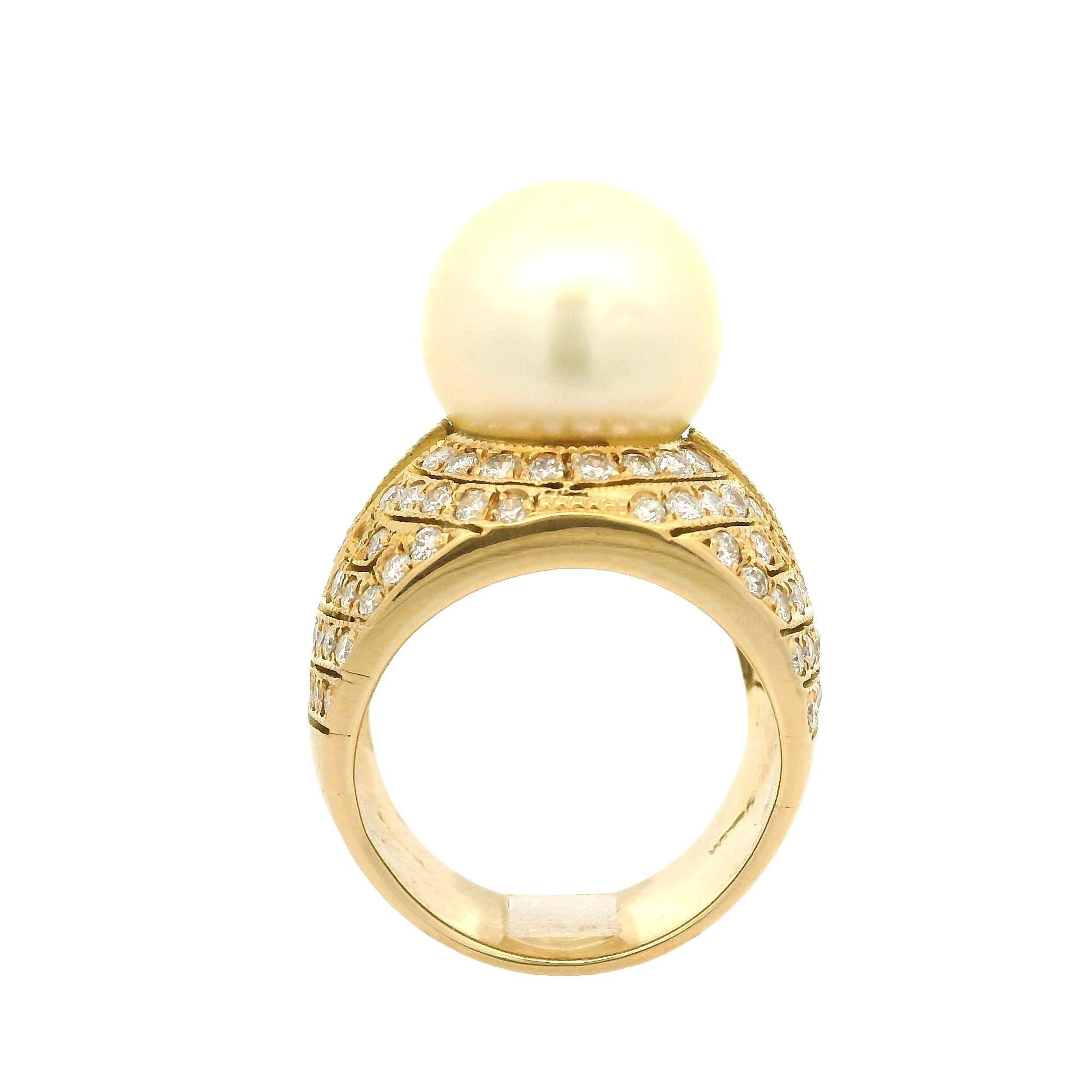 Grande bague large en or jaune 18 carats, perle dorée de 12,8 mm avec mosaïque de diamants pavés Excellent état - En vente à Montclair, NJ