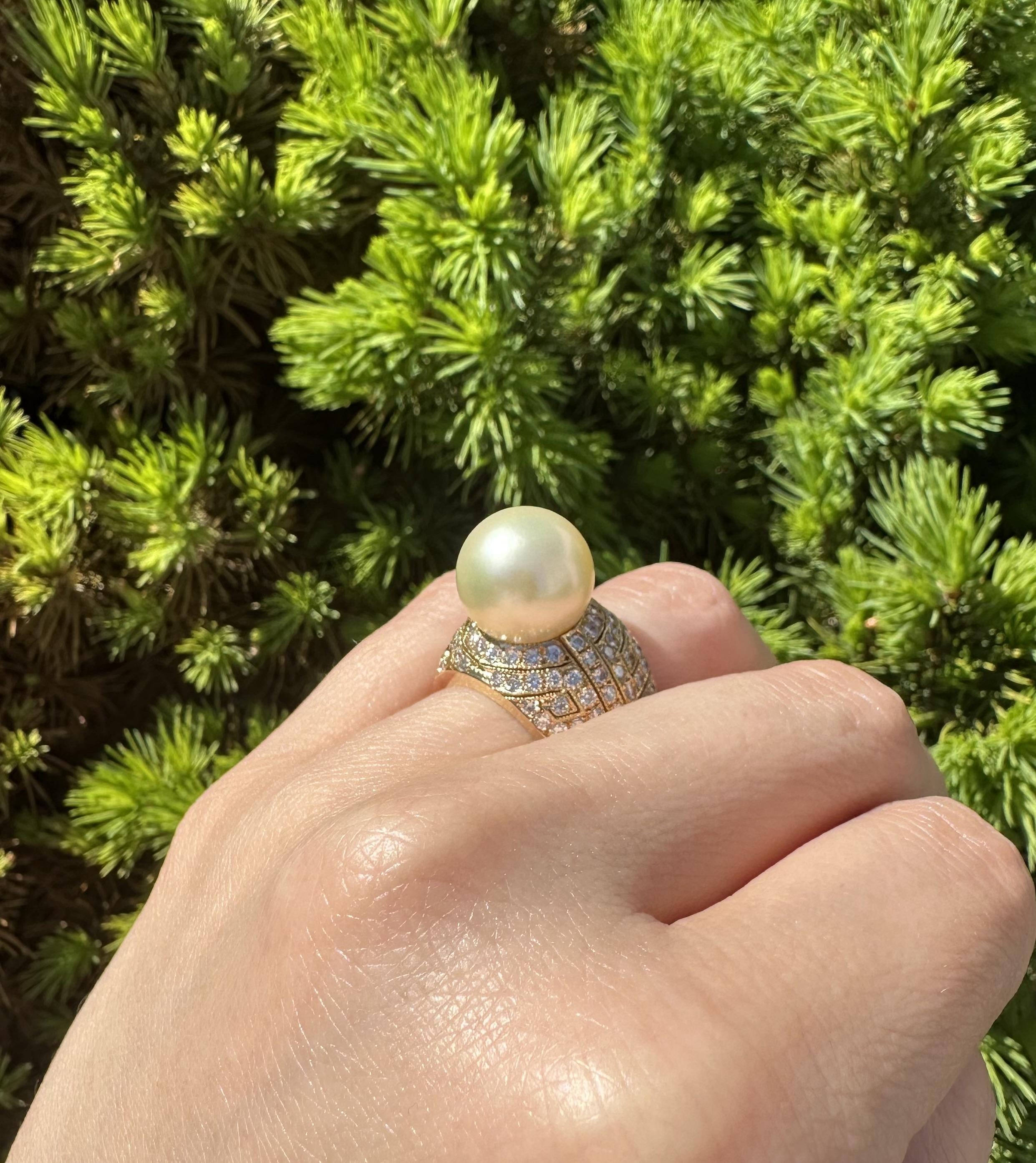 Grande bague large en or jaune 18 carats, perle dorée de 12,8 mm avec mosaïque de diamants pavés en vente 1