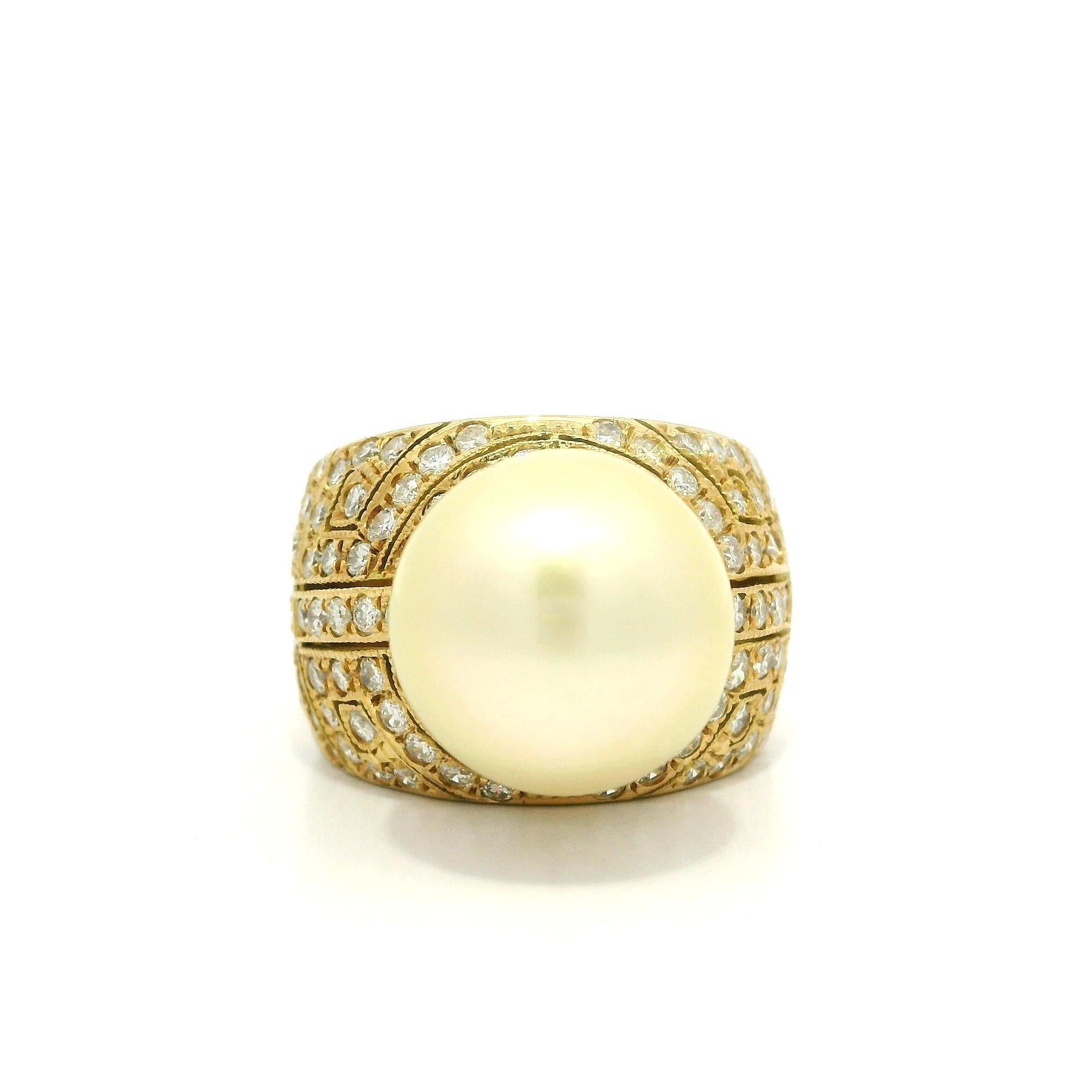 Grande bague large en or jaune 18 carats, perle dorée de 12,8 mm avec mosaïque de diamants pavés en vente 2