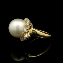 Bague de cocktail en or jaune 18k avec perle de 13,5 mm et 0,90ctw de diamant en forme de noeud