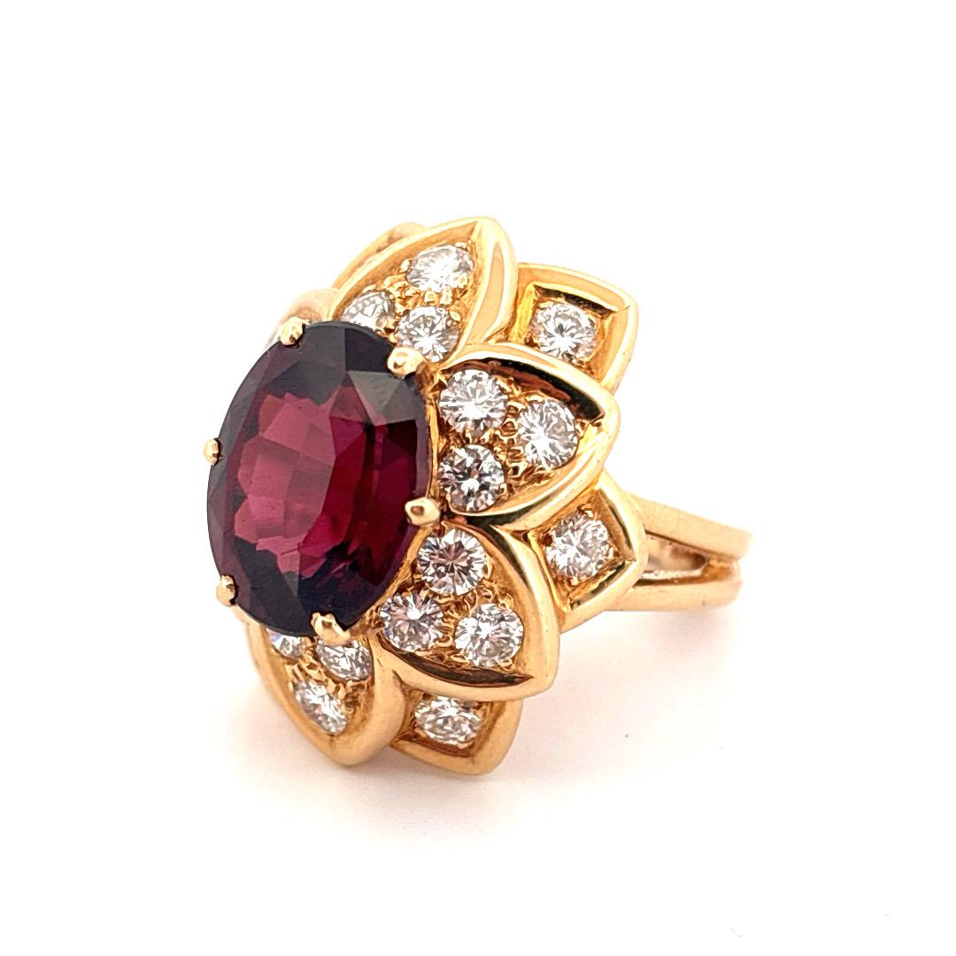 Moderne Bague en or jaune 18K à gros grenat rhodolite de 7,00 carats et diamant de 2,00 carats en éclatement en vente