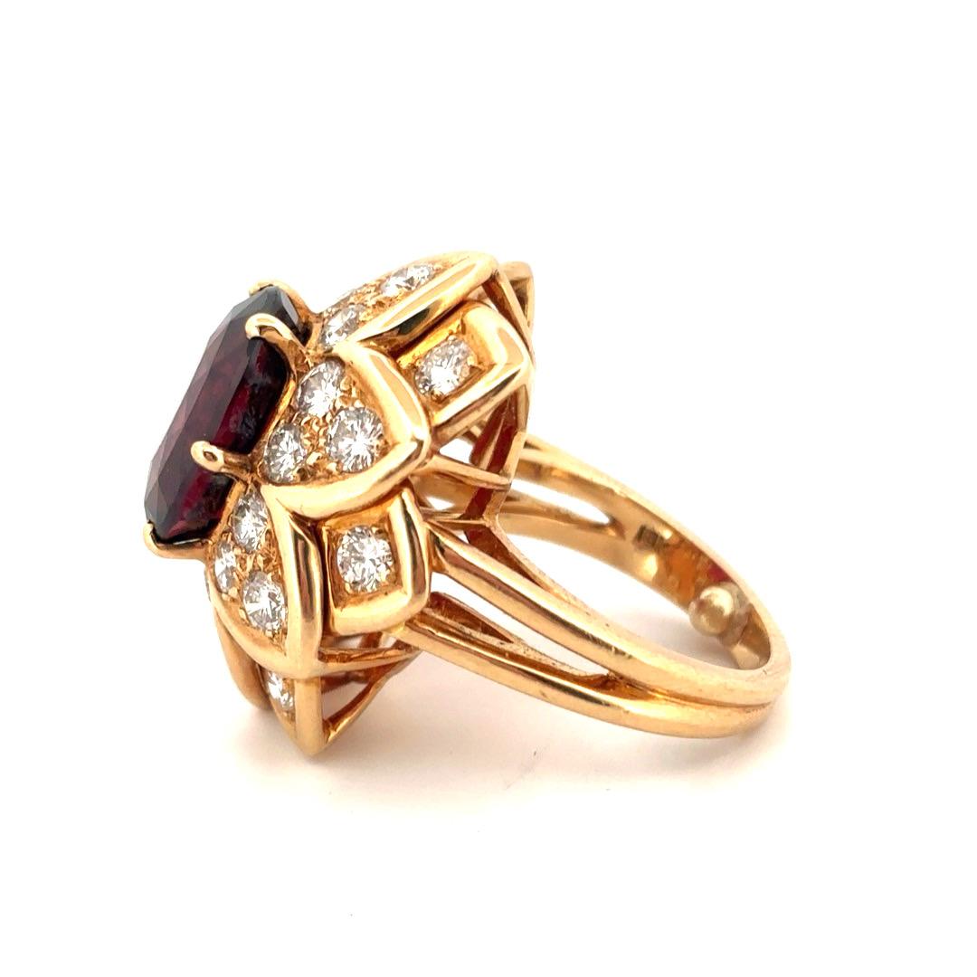 Taille ovale Bague en or jaune 18K à gros grenat rhodolite de 7,00 carats et diamant de 2,00 carats en éclatement en vente