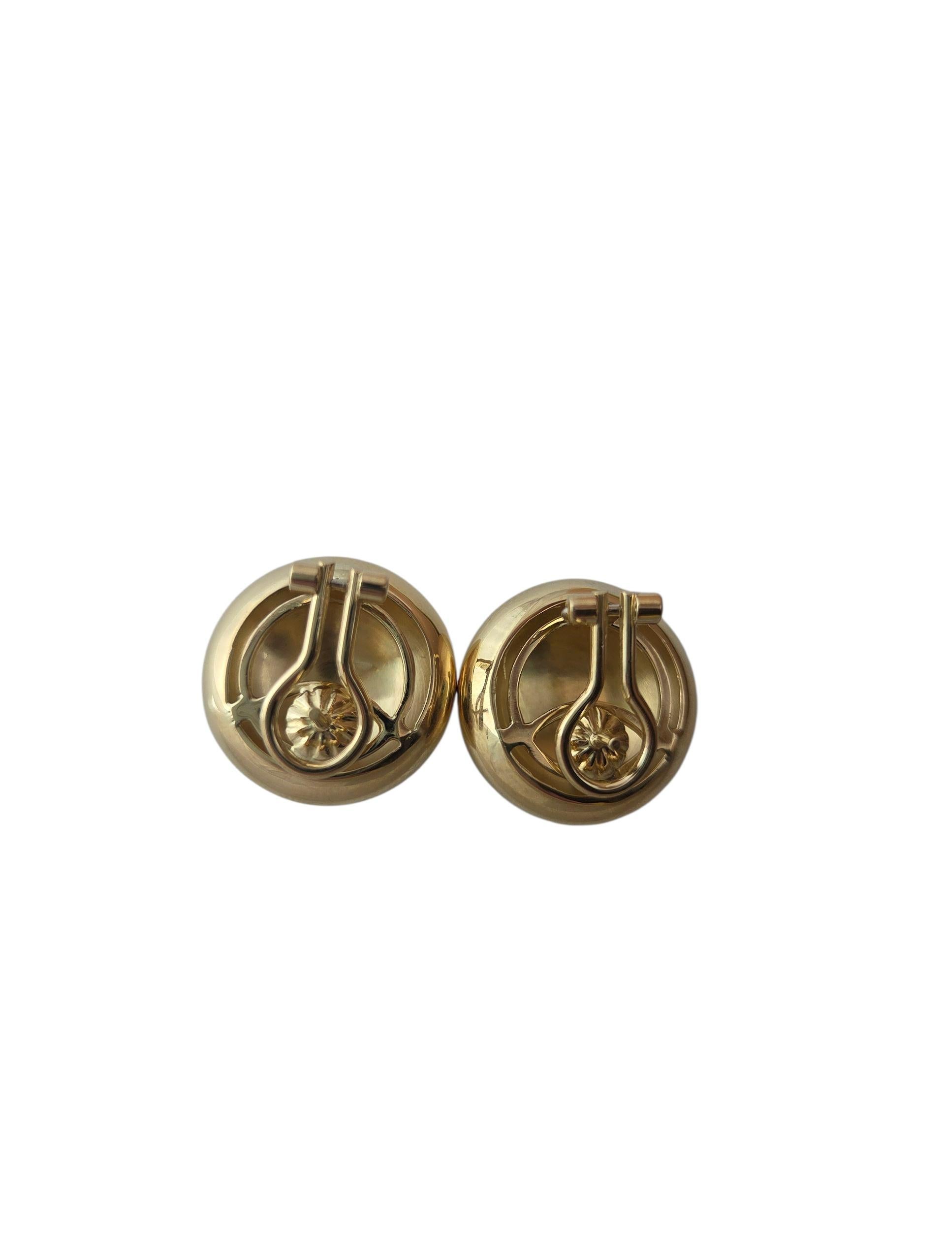 Boucles d'oreilles en or jaune 18K à gros boutons

Modernes et minimales, les boucles d'oreilles demi-sphère en or jaune 18 carats rayonnent d'un style pur.

Cachet : 750

Poids : 12,5g/ 8dwt

Taille : 20mm X 9.5mm

Très bon état et polissage