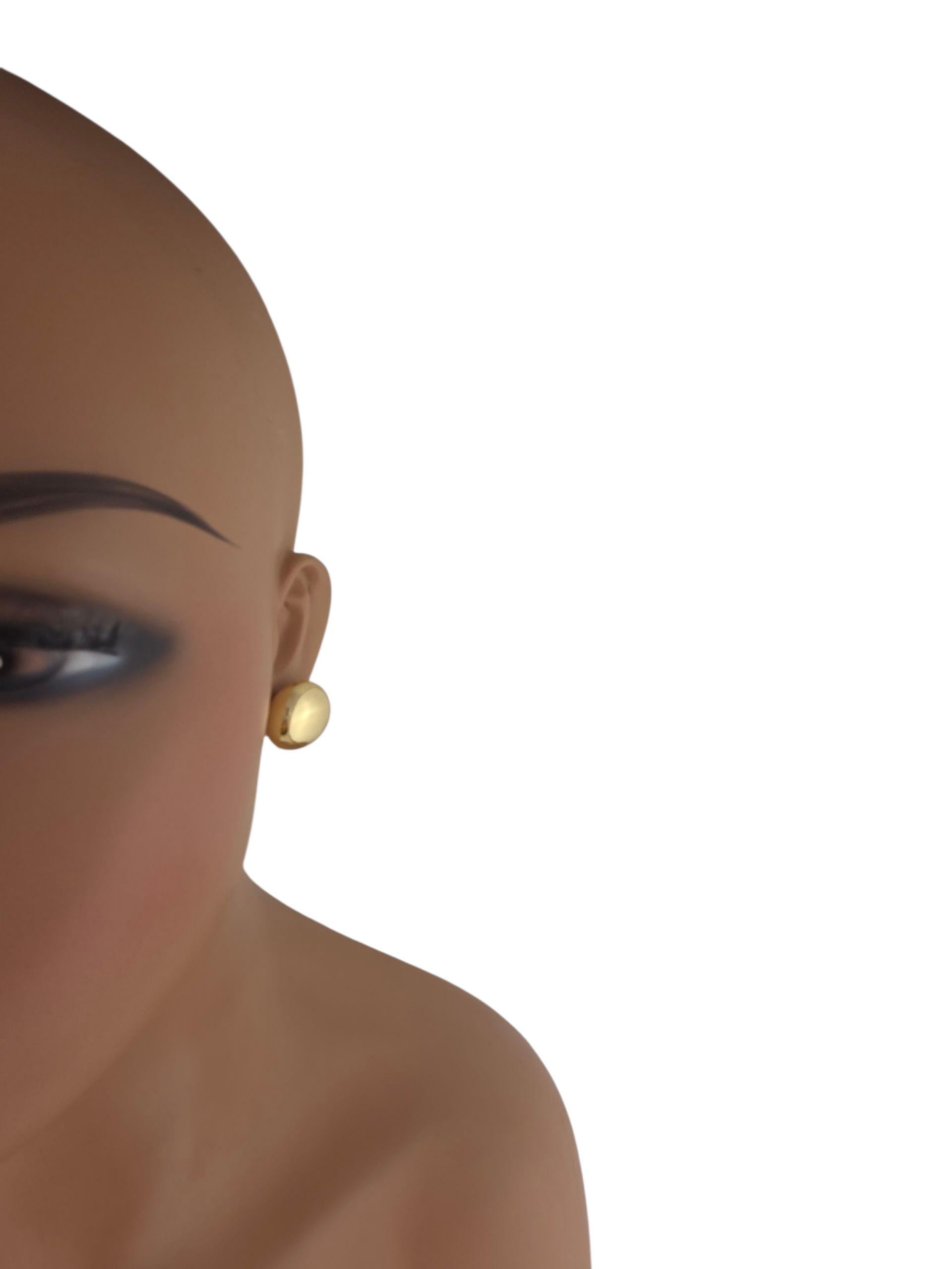 Boucles d'oreilles en or jaune 18K à gros boutons #23646 en vente 3