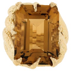 Bague cocktail en or jaune 18 carats avec grande citrine taille émeraude martelée