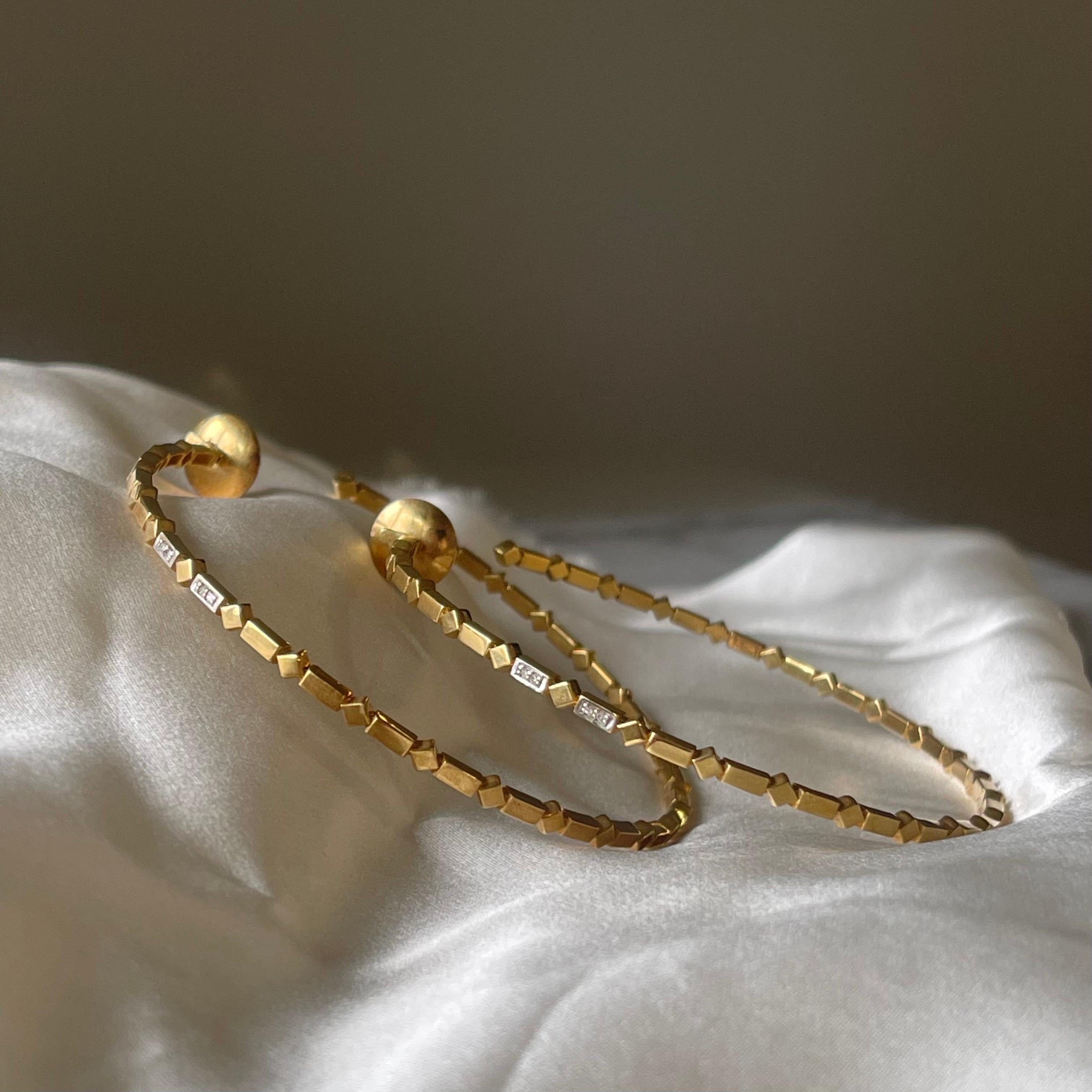 Modernista Orecchini a cerchio geometrici grandi in oro giallo 18 carati con accenti di diamanti in vendita