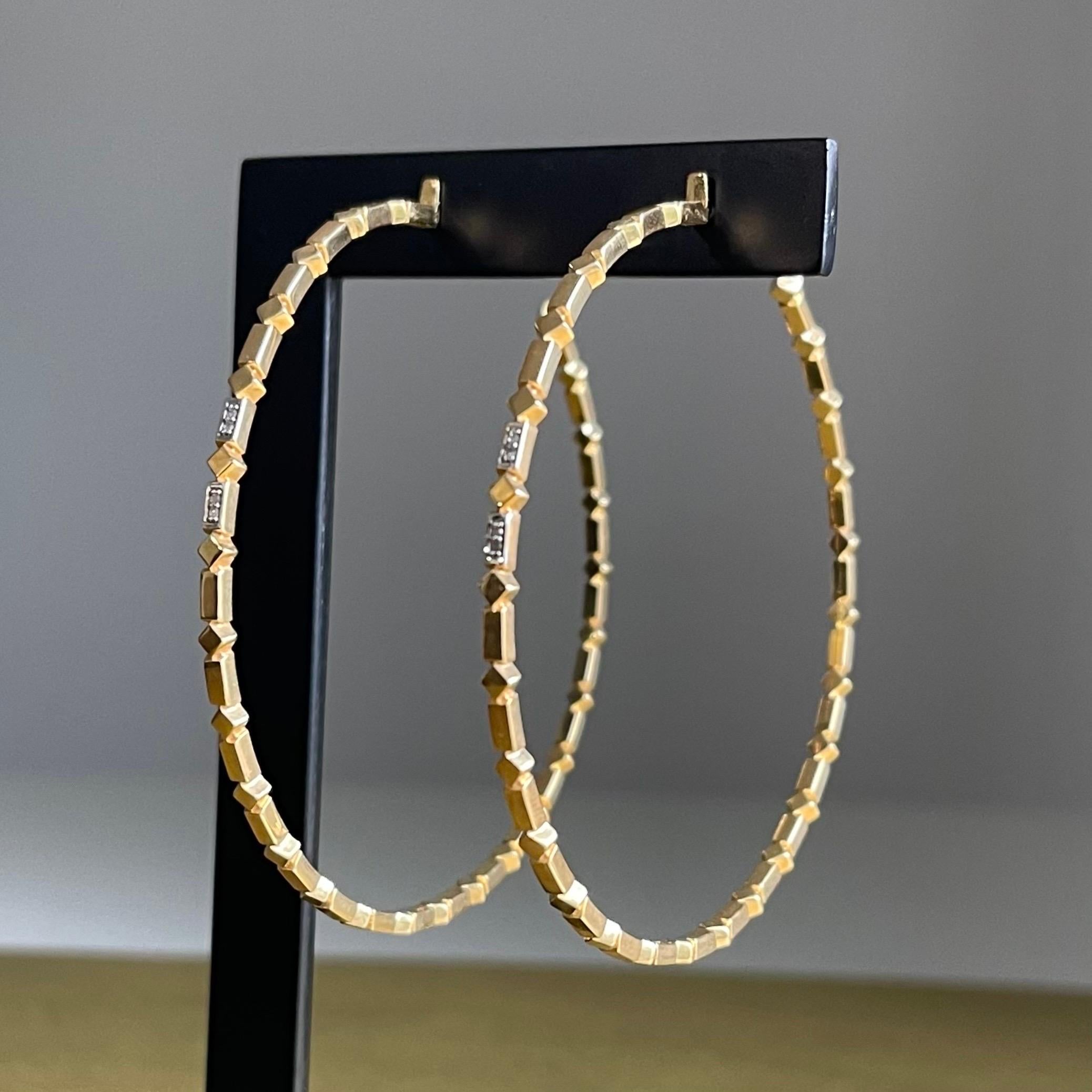 Orecchini a cerchio geometrici grandi in oro giallo 18 carati con accenti di diamanti In condizioni Nuovo in vendita a Ridgefield, CT