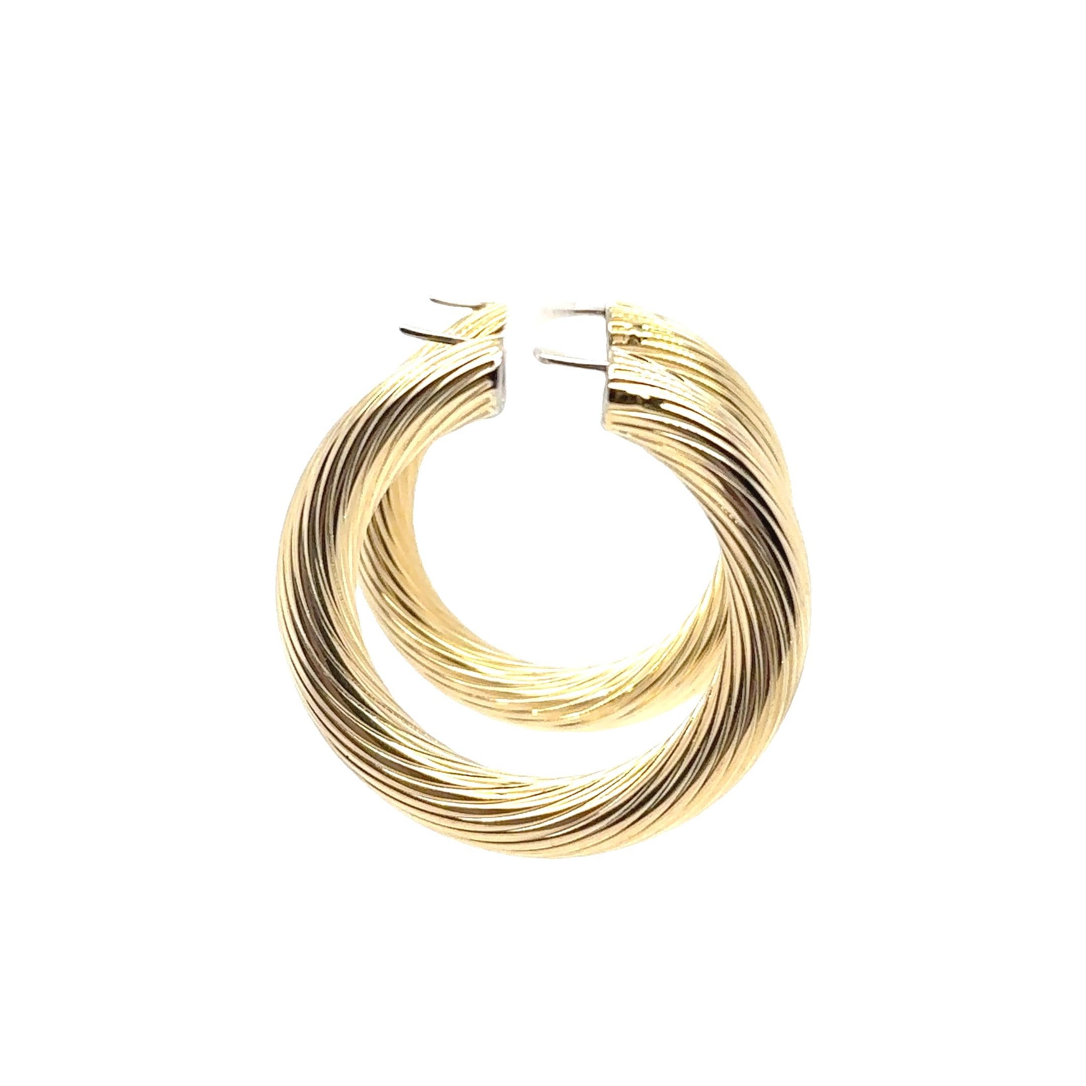 Eleganti, sofisticati e infinitamente versatili, questi orecchini a cerchio in oro giallo 18 carati sono un punto fermo in ogni collezione di alta gioielleria. Con un diametro di circa 1,77 pollici, la classica Silhouette rotonda è realizzata in oro