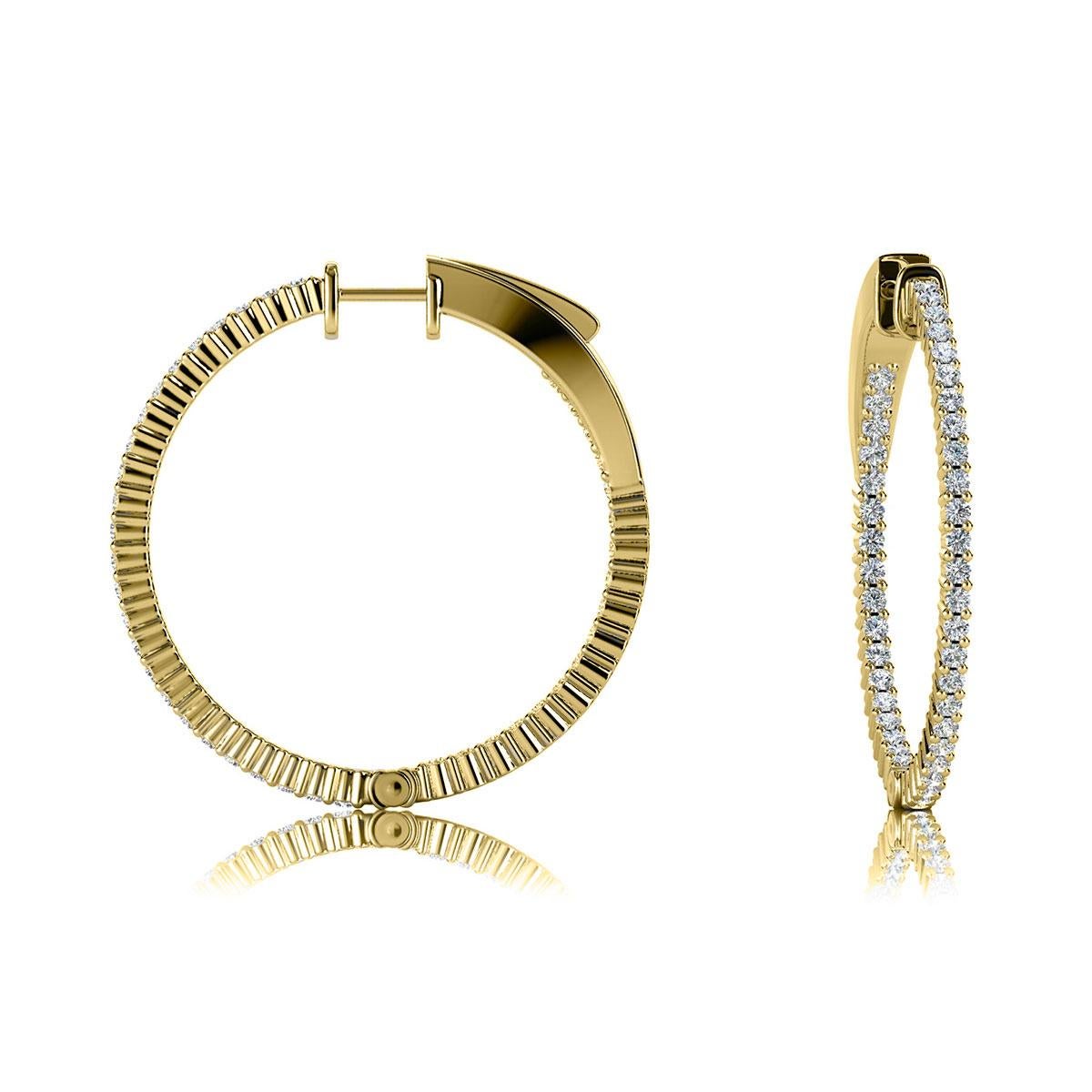 Cette boucle d'oreille présente des diamants ronds et brillants sertis en micro-pinces. Les diamants sont sertis sur l'ensemble des boucles d'oreilles, à l'extérieur et à l'intérieur. Il fait 1,2 pouce de diamètre. Découvrez la différence !

Détails