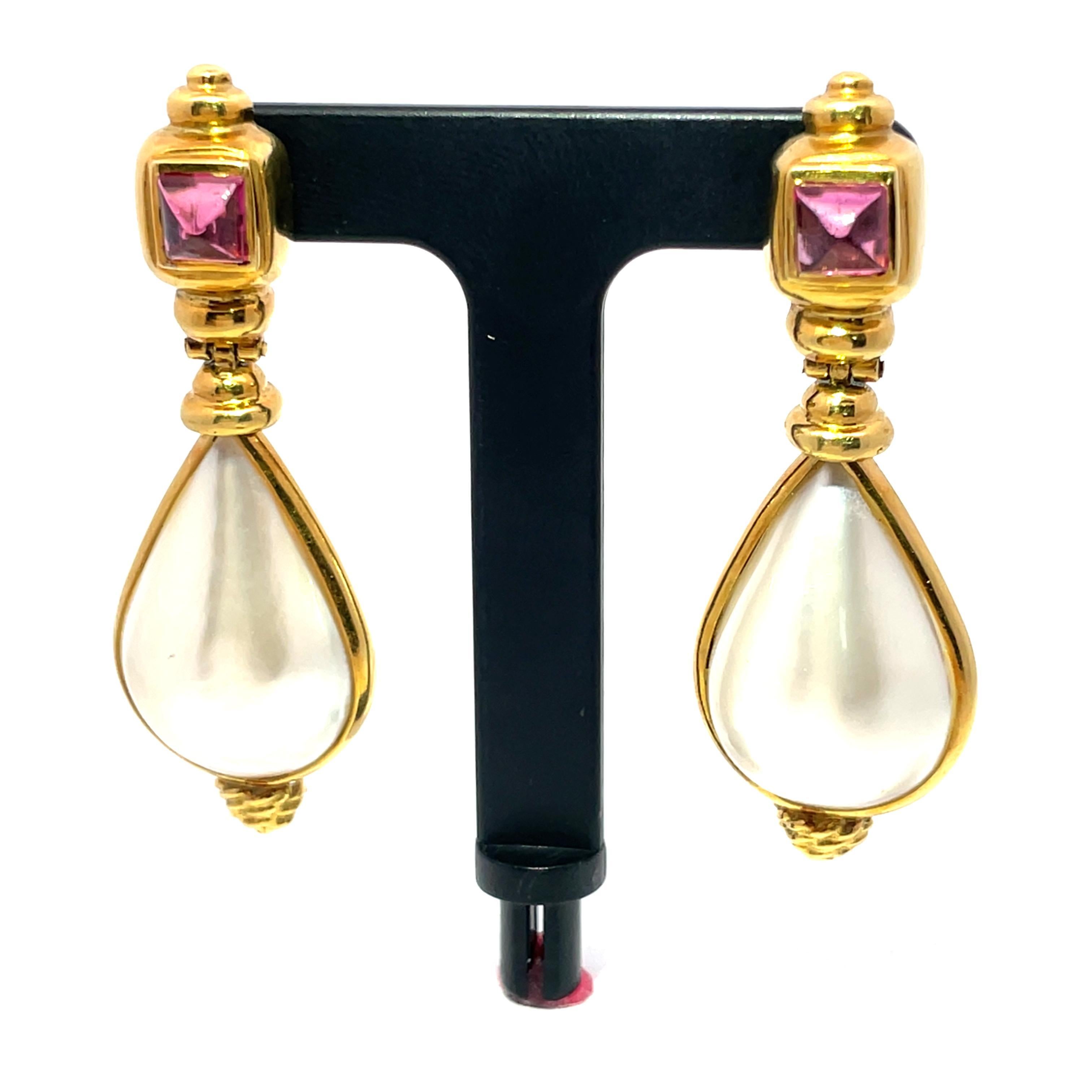 Eleva tu elegancia con nuestros exquisitos Pendientes Colgantes, meticulosamente elaborados en lujoso Oro Amarillo de 18 quilates. Estos impresionantes pendientes presentan una armoniosa mezcla de lustrosas perlas Mabe y vibrante turmalina, creando