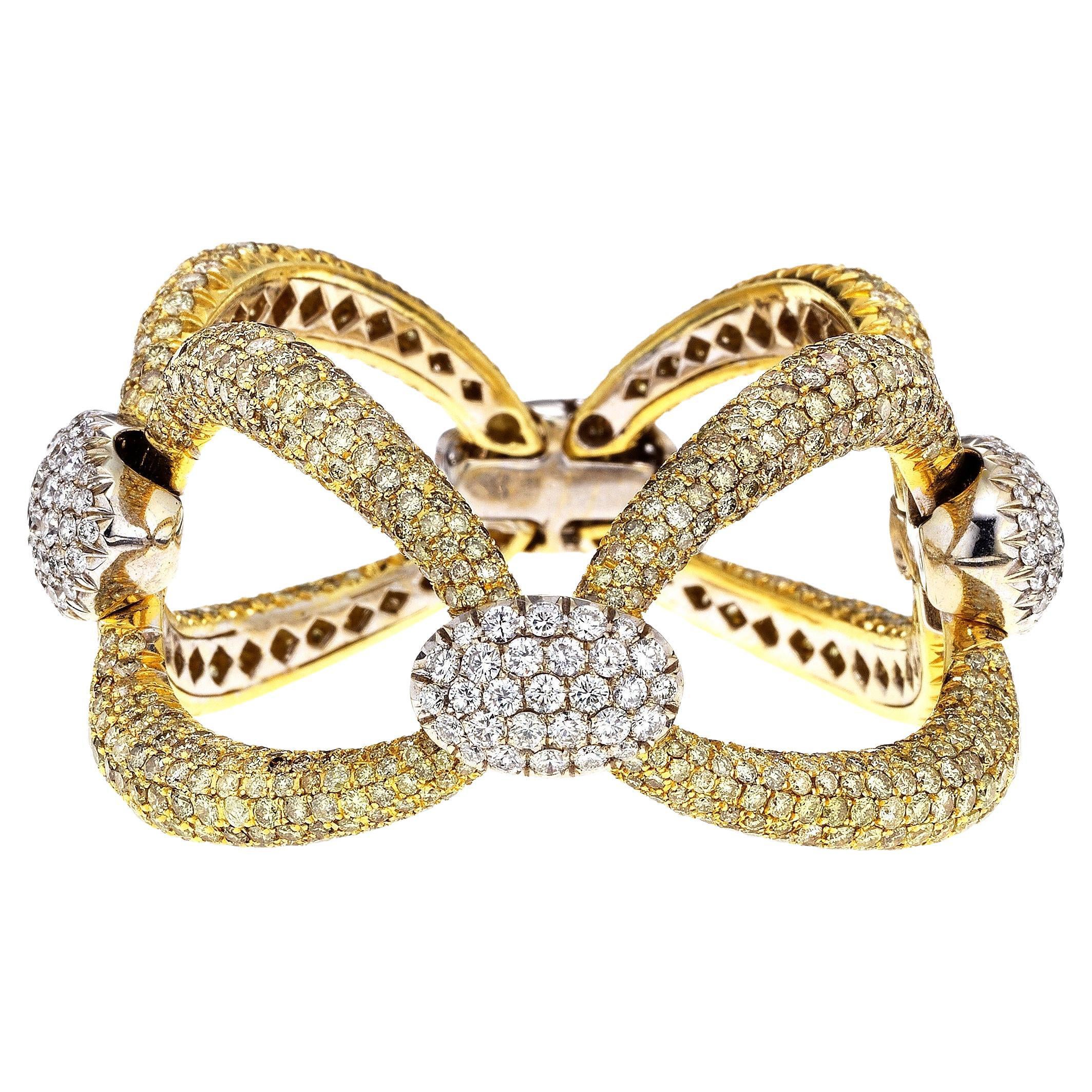 Bracciale in oro giallo 18 carati con maglie ovali grandi e pave di diamanti
