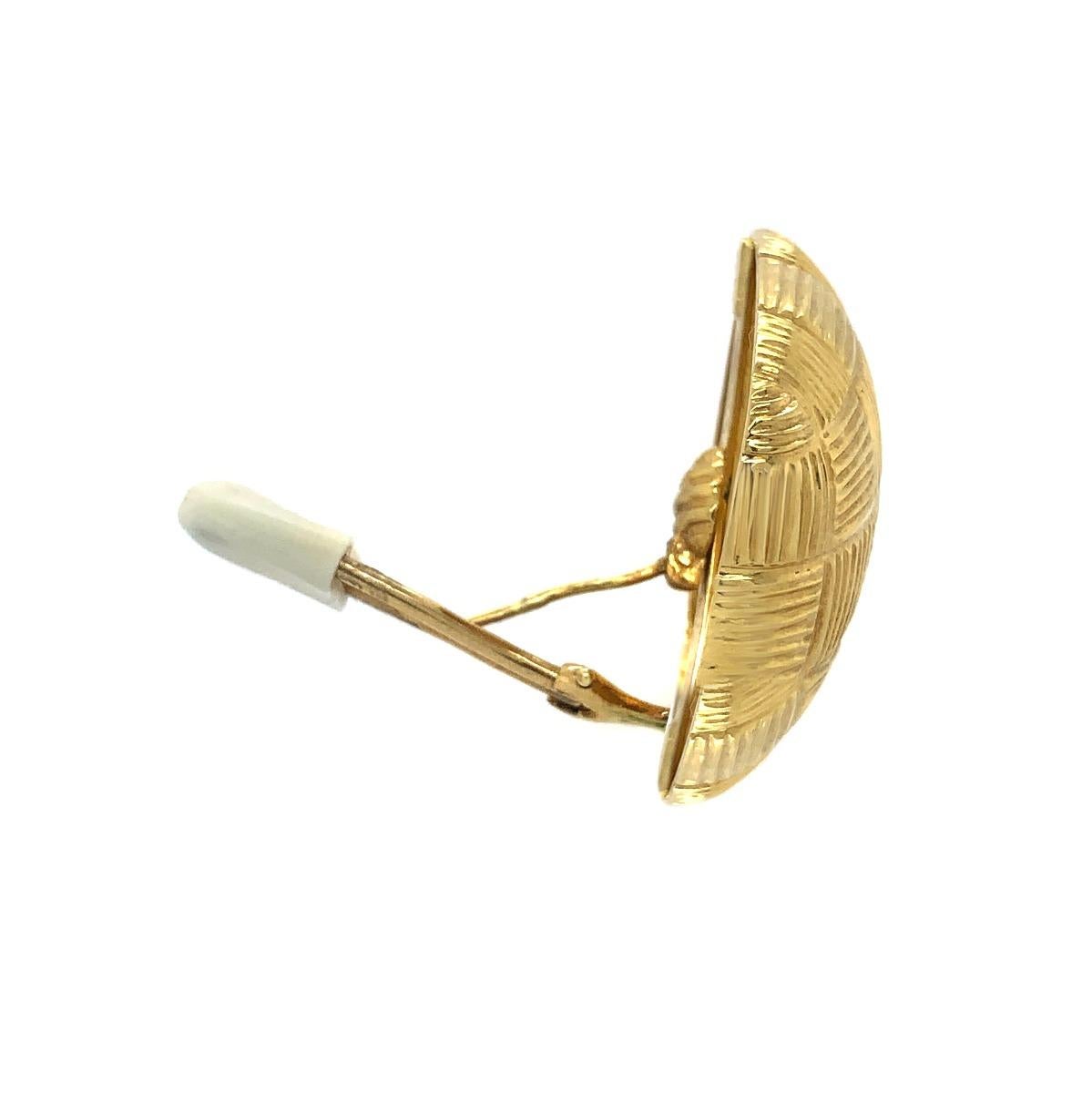 Boucles d'oreilles en or jaune 18 carats avec large clip en forme de poteau Excellent état - En vente à New York, NY