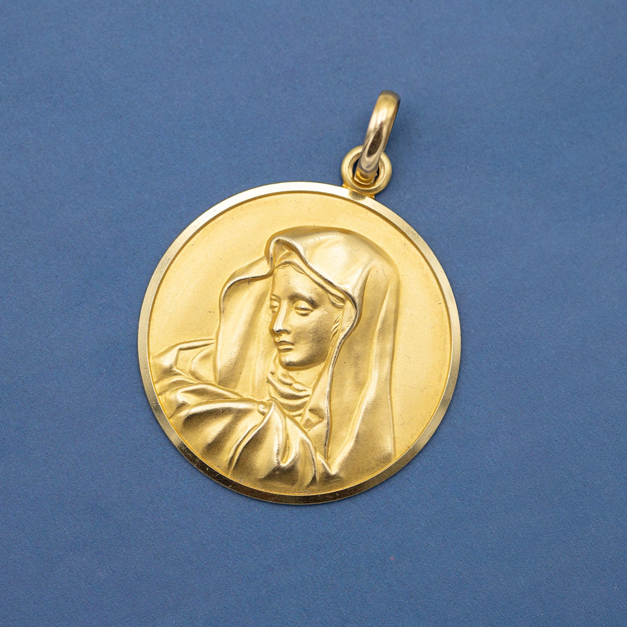 Rétro Grande breloque rétro Virgin Mary en or jaune 18 carats - Grand pendentif religieux vintage lourd en vente