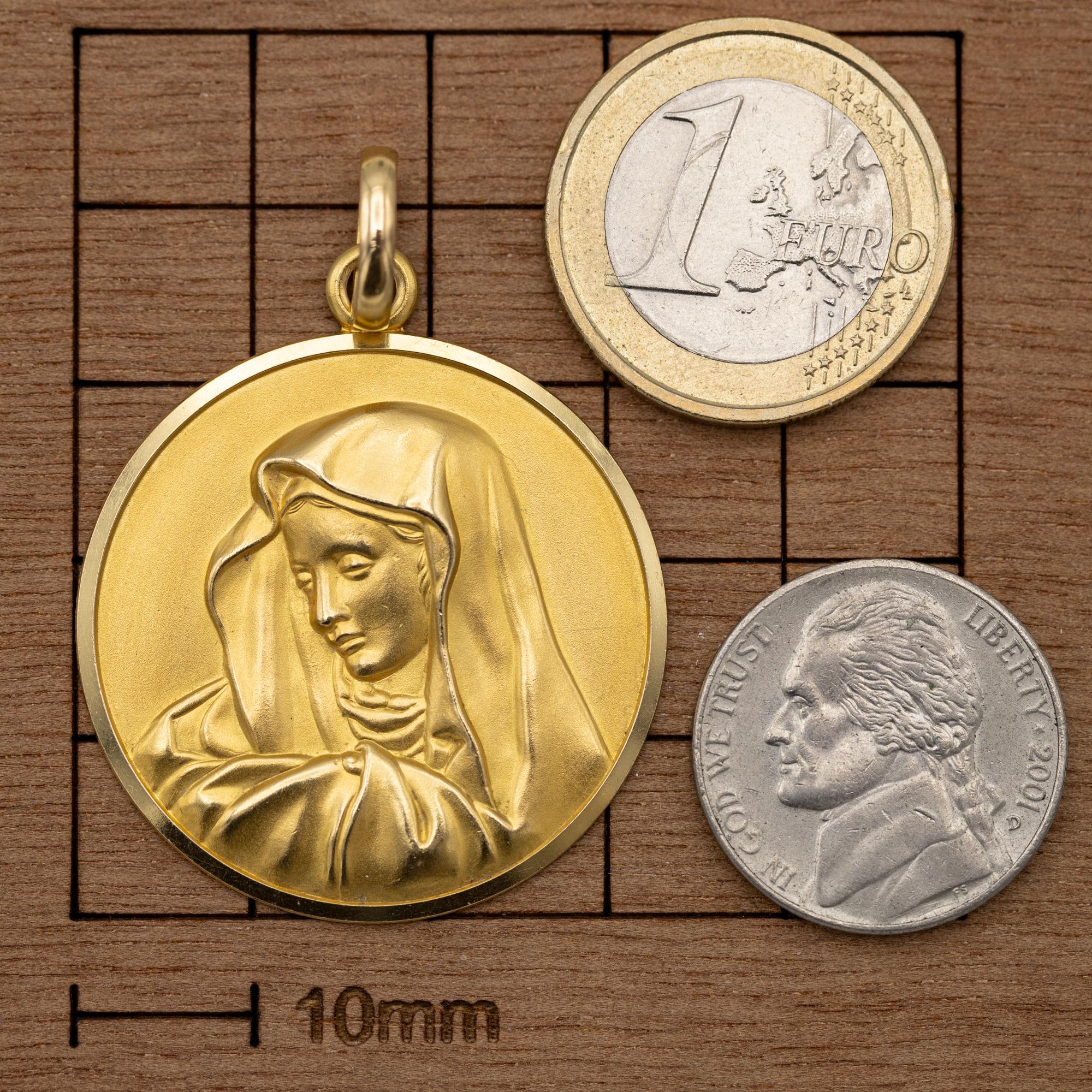 18k yellow gold Large Retro Virgin Mary charm - Heavy Vintage religious pendant For Sale 1