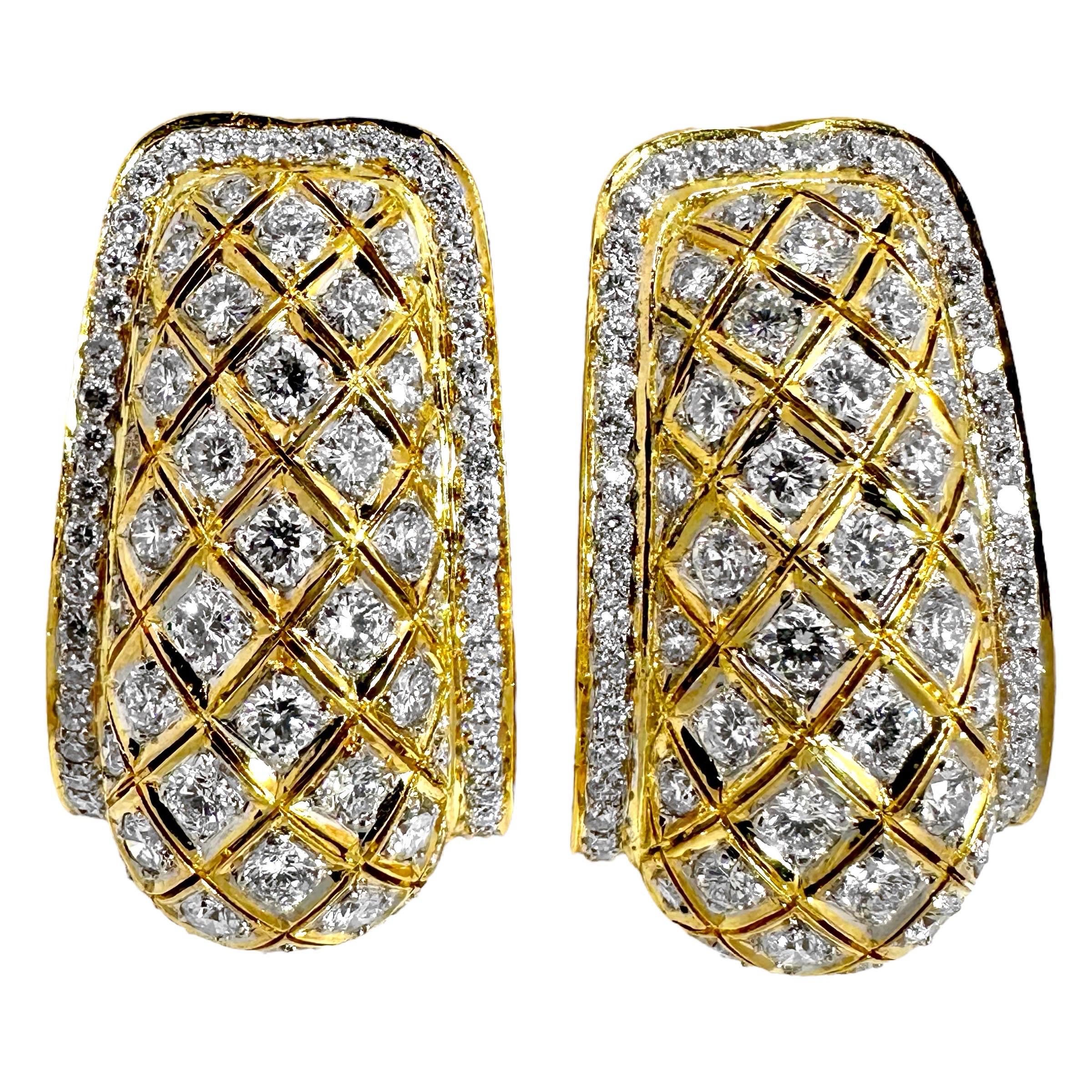 Er ist aus 18 Karat Gelbgold gefertigt und mit einem komplizierten Gittermuster versehen, das mit Diamanten im Brillantschliff eingefasst ist. Diese funkelnden Schönheiten sind vorne gewölbt und werden an drei Seiten von einer Reihe von Diamanten