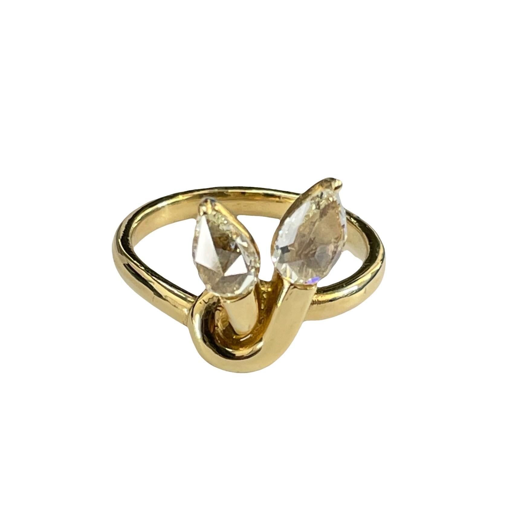 Eleva la tua collezione di gioielli con questo squisito Fashion Ring in oro giallo 18k, un pezzo straordinario che combina senza sforzo eleganza e raffinatezza. Adornato da due splendidi diamanti taglio pera, per un totale di 1,04 carati, questo