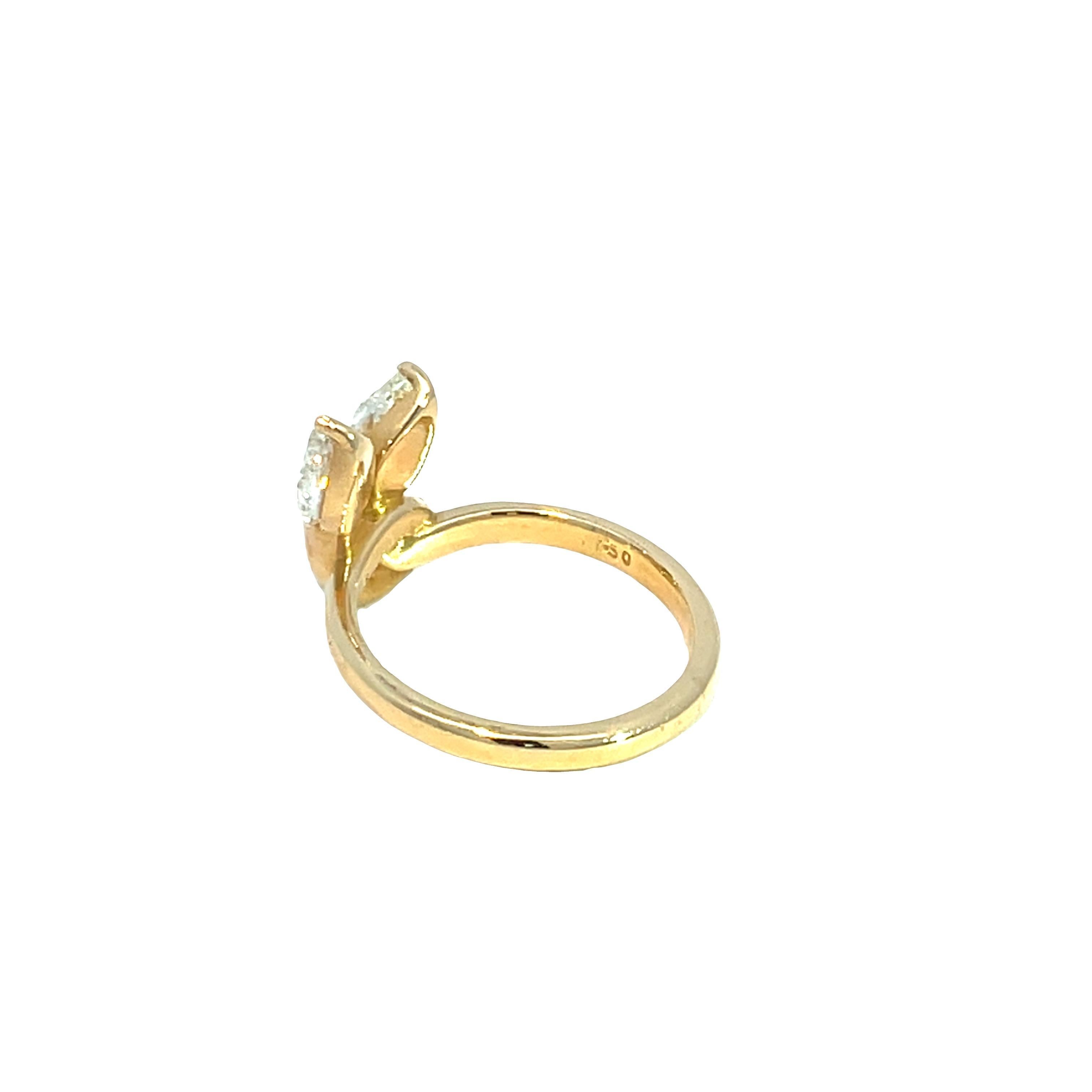 Moderno Anello con diamante da 1,04 carati in oro giallo 18 carati con design a foglia in vendita