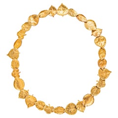 Collar en forma de hoja de oro amarillo de 18k