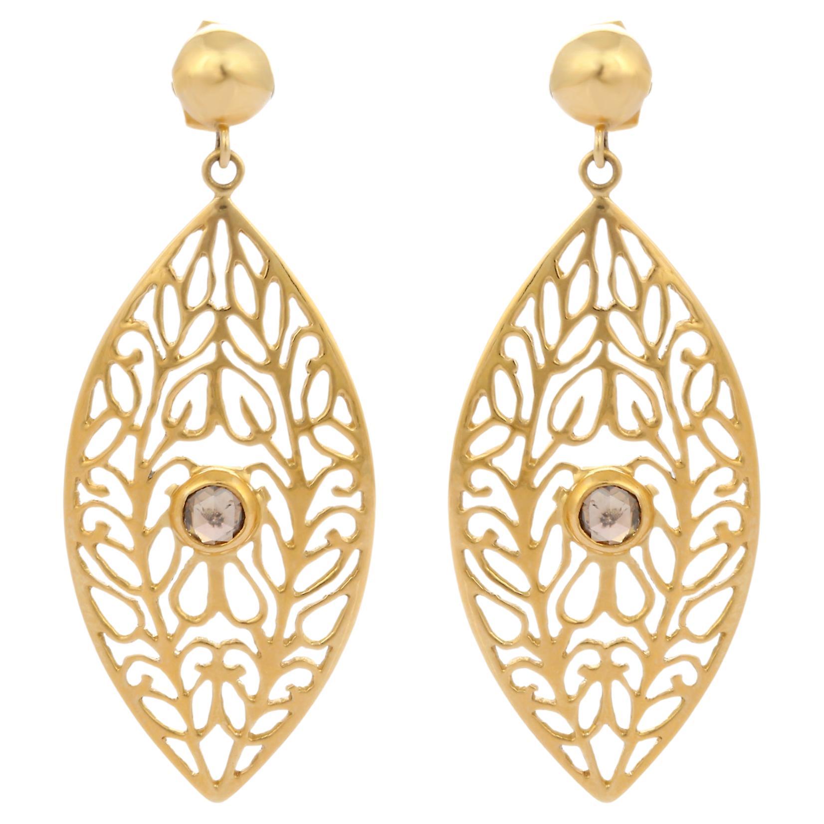 Boucles d'oreilles pendantes en or jaune 18K avec feuille filigranée et diamant