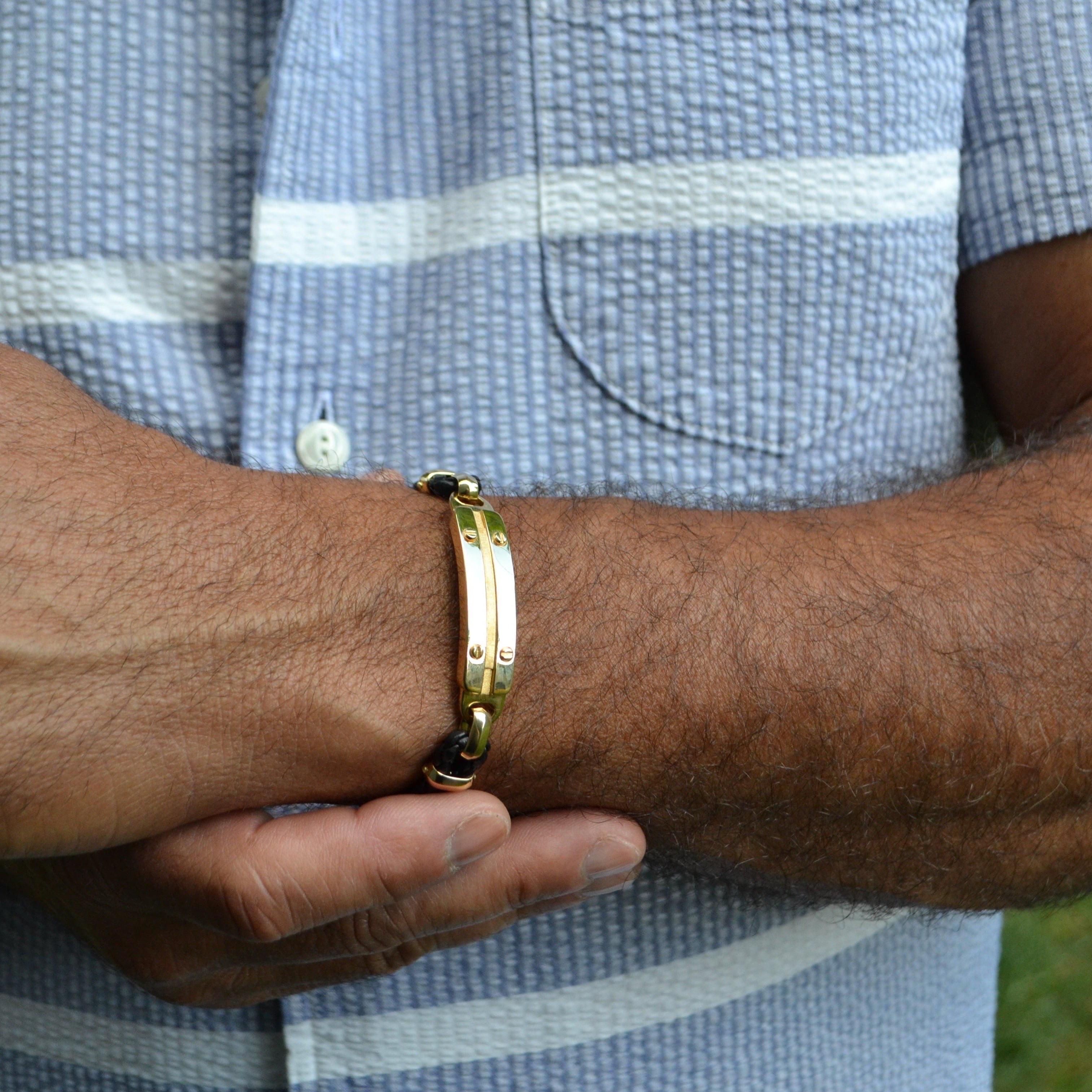 Fai una dichiarazione audace con questo sofisticato bracciale in oro giallo 18 carati e pelle, un mix perfetto di lusso e modernità. Realizzato a mano in Brasile, questo gioiello di alta gioielleria presenta una combinazione sorprendente di pelle