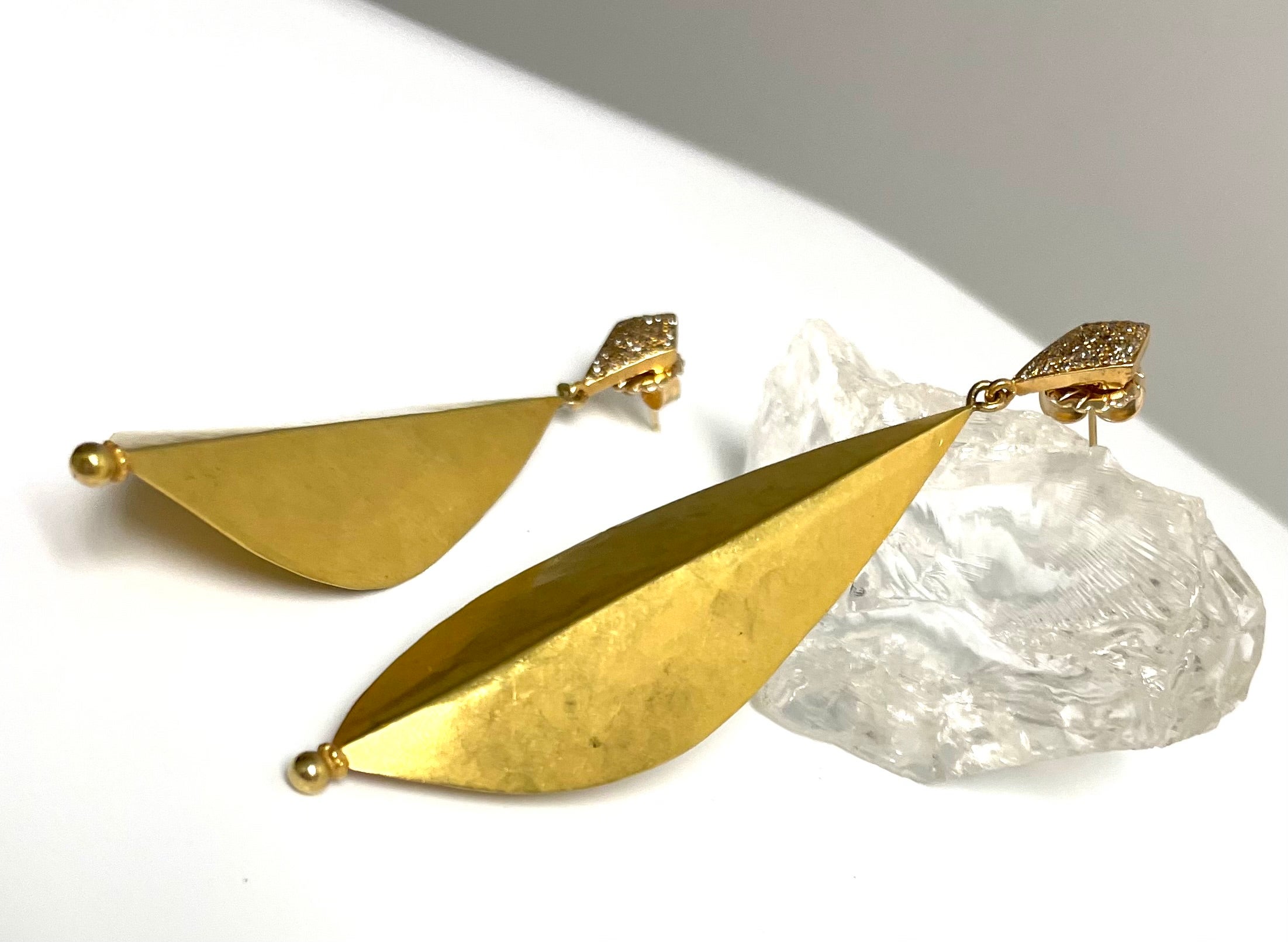 Description
The beauty of these earrings lies in the fusion of the classic pave diamond studs contrasted with the modern delicately hammered semi-matte finish leaves. 
Item # E3320

Materials and Weight
18k yellow gold
Pave diamond vermeil studs
14k