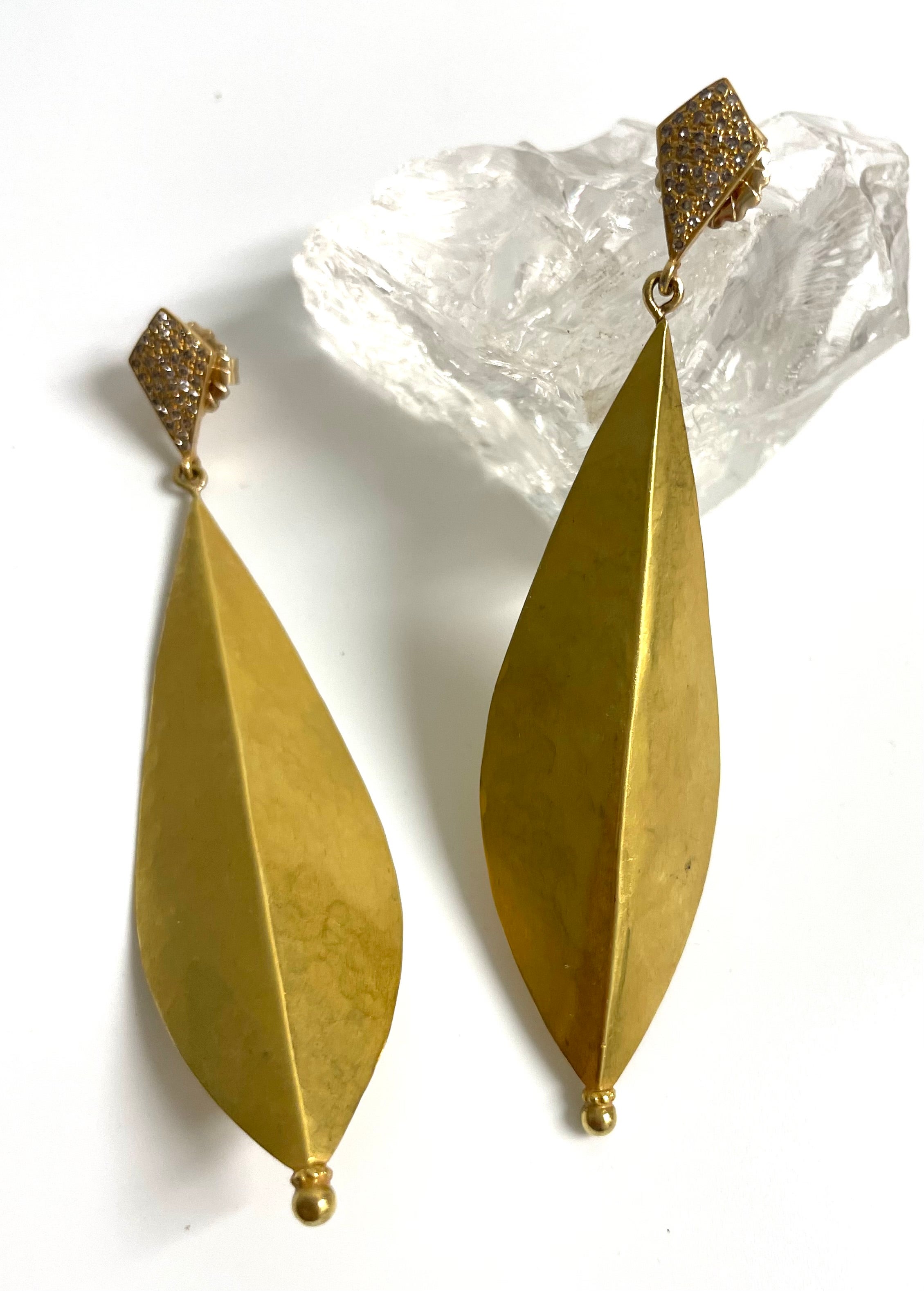 18k Yellow Gold Leaves with Pave Diamonds Earrings In New Condition For Sale In Laguna Beach, CA