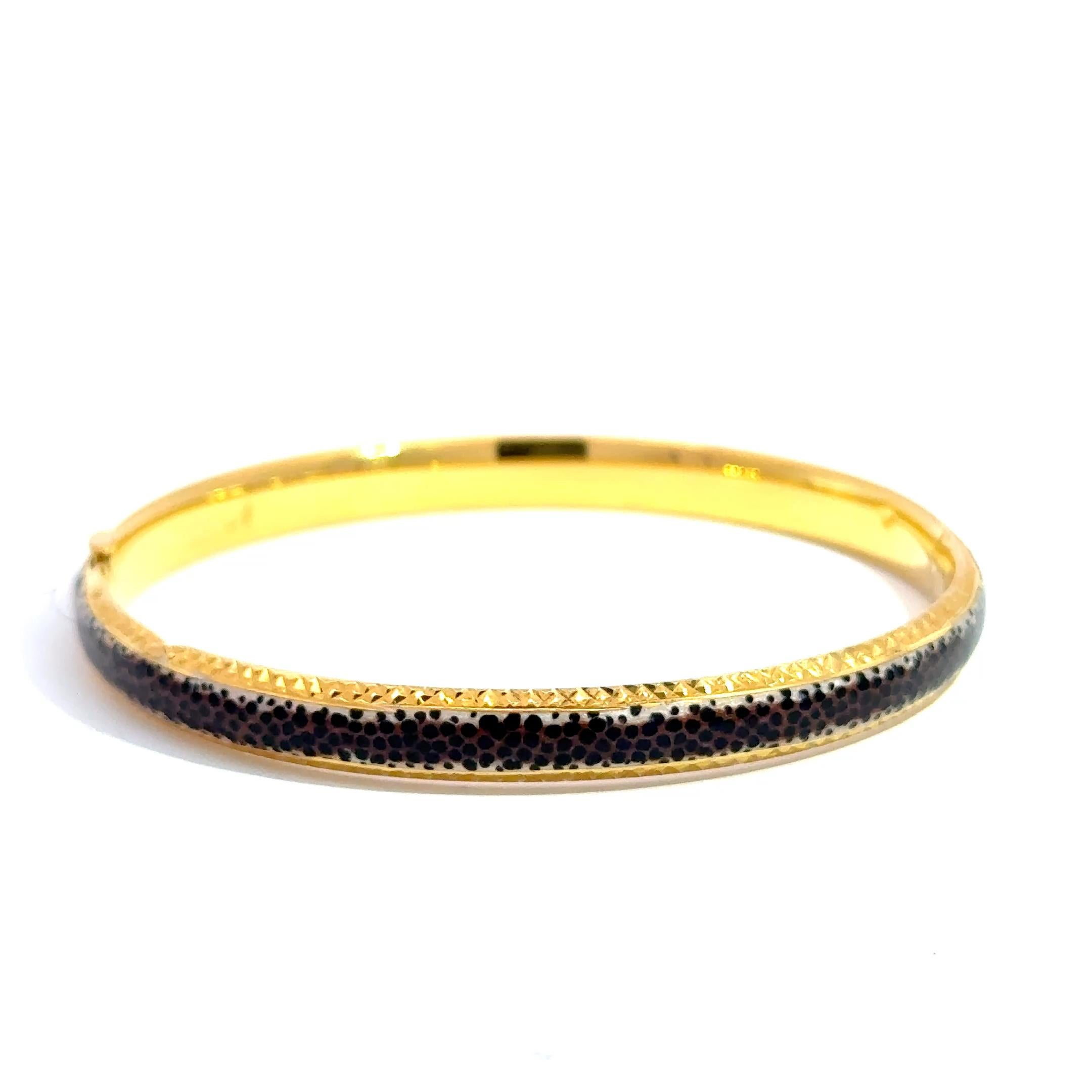 18k Yellow Gold Enamel Print Bangle – 6.90g of Chic Minimalism 

Elevate your stack with this sleek and sophisticated bangle, crafted in luminous 18k yellow gold and finished with a richly detailed enamel print. The dark enamel design adds contrast