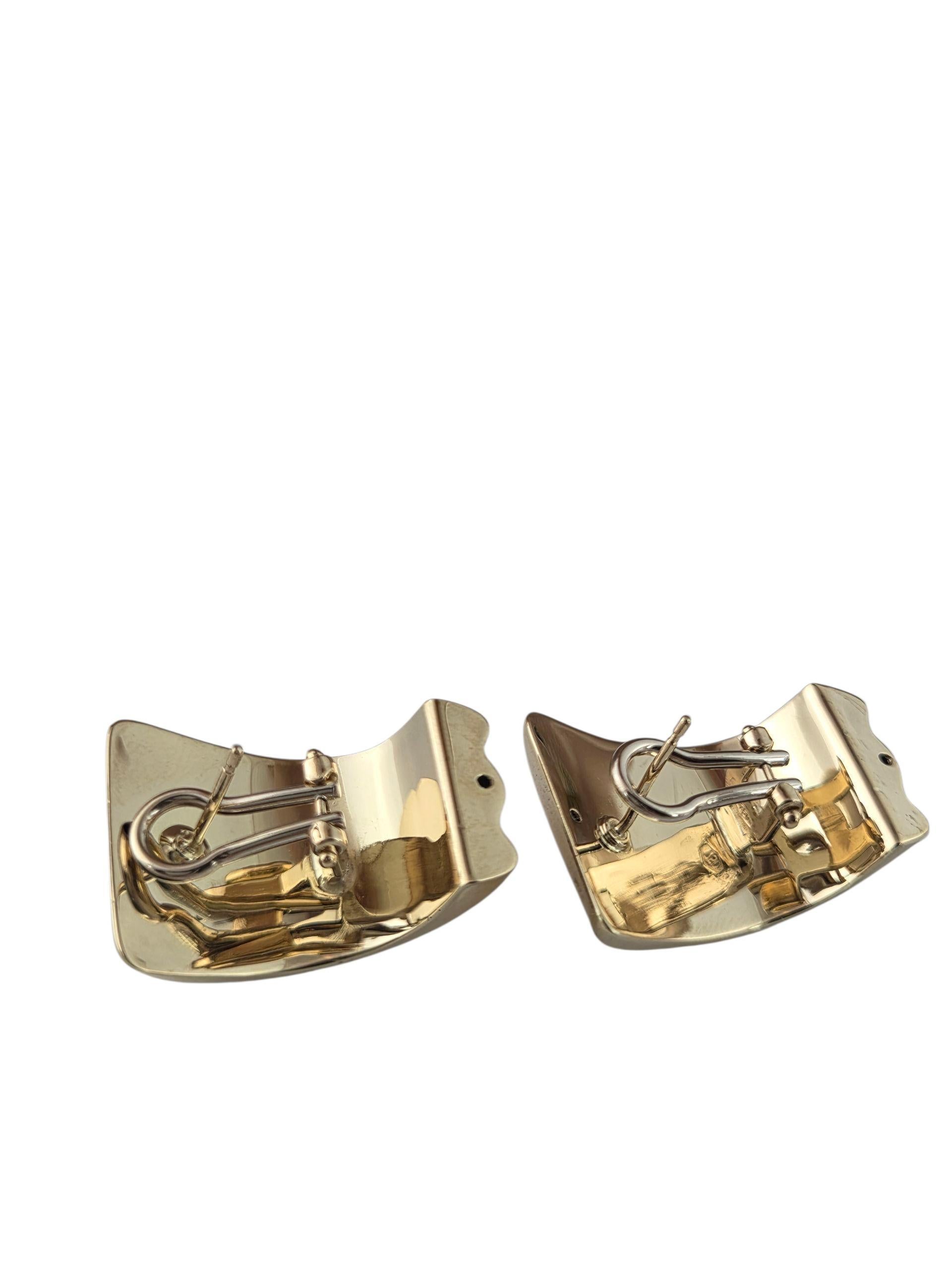 Boucles d'oreilles légères en or jaune 18K #23643 Bon état - En vente à Washington Depot, CT