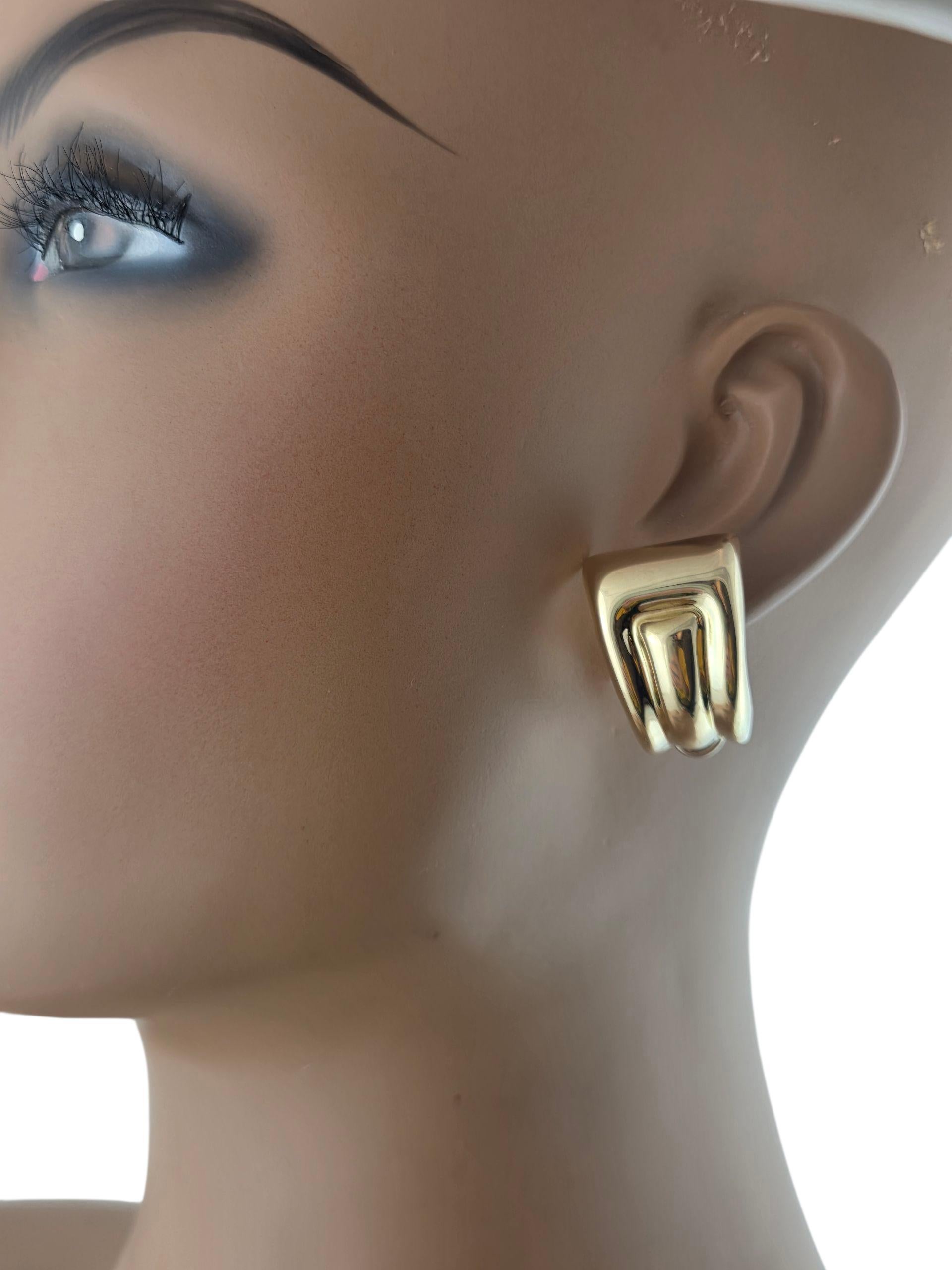 Boucles d'oreilles légères en or jaune 18K #23643 en vente 3