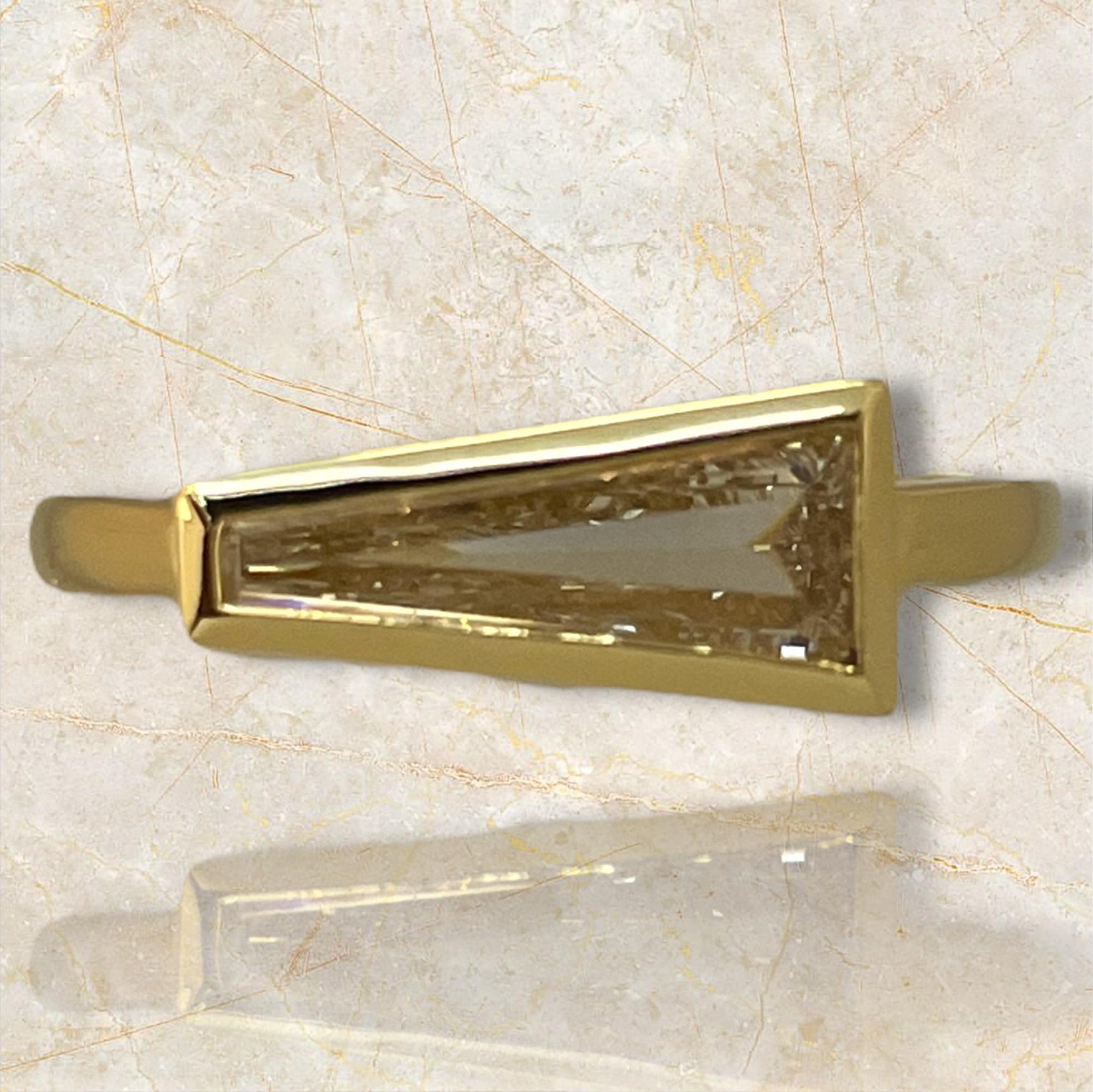 Élevez votre style avec cette bague exclusive en or jaune 18 carats à diamant baguette effilé, certifiée GIA, en édition limitée. Il est orné d'un diamant taille baguette conique unique de 0,59 carat, certifié par le GIA pour sa qualité
